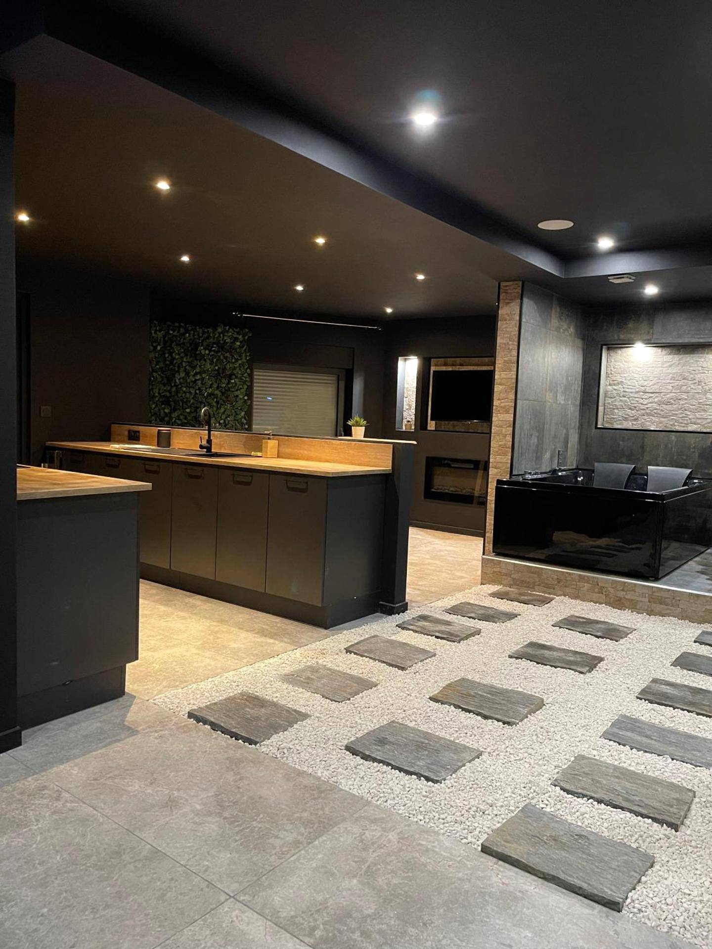 Baignoire balnéo noire et chemin de pierres - Spa & Love Exotic - Balnéo - Sauna - Parking