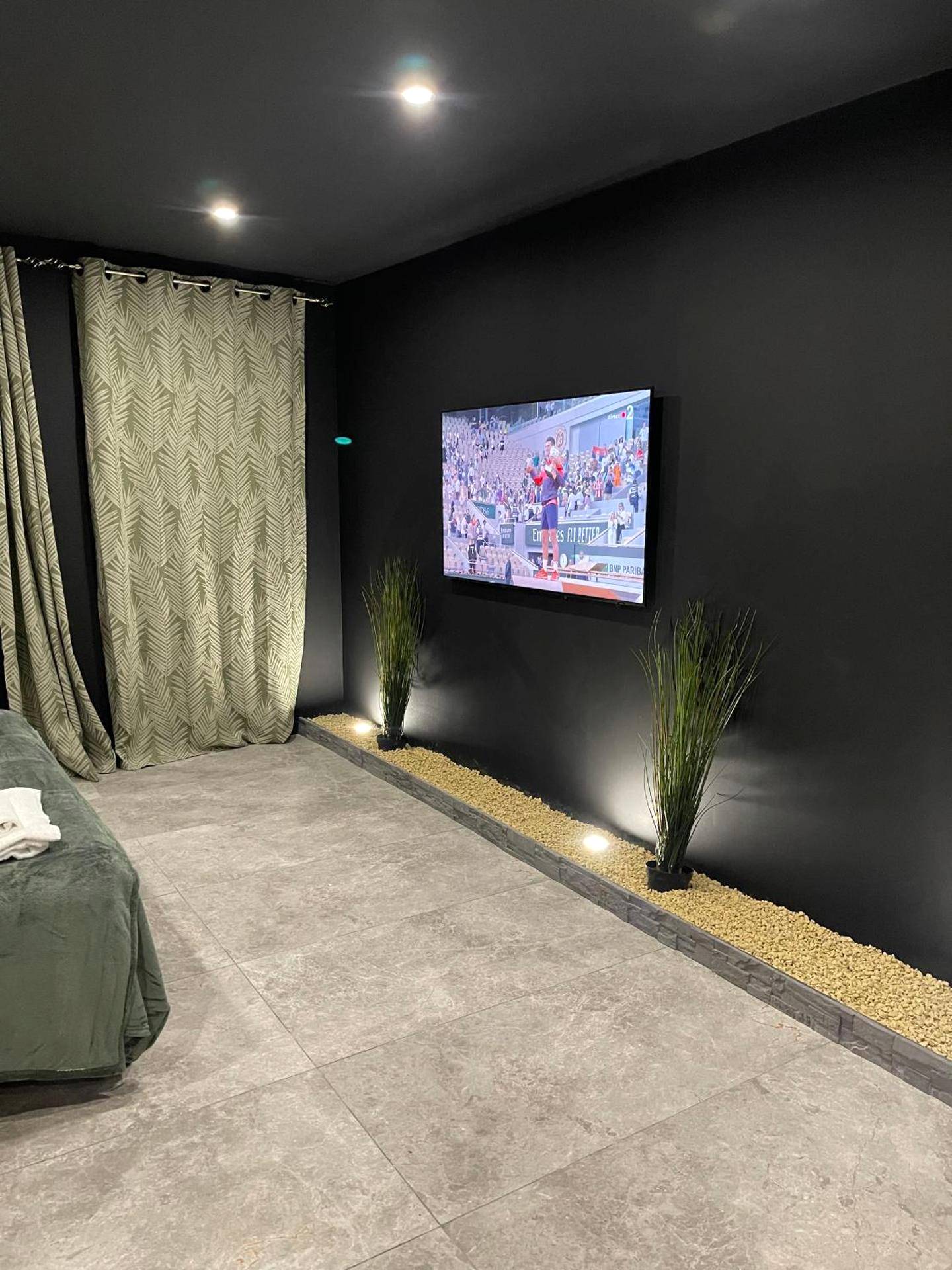 Écran plat mural sur mur noir avec éclairage LED - Spa & Love Exotic - Balnéo - Sauna - Parking