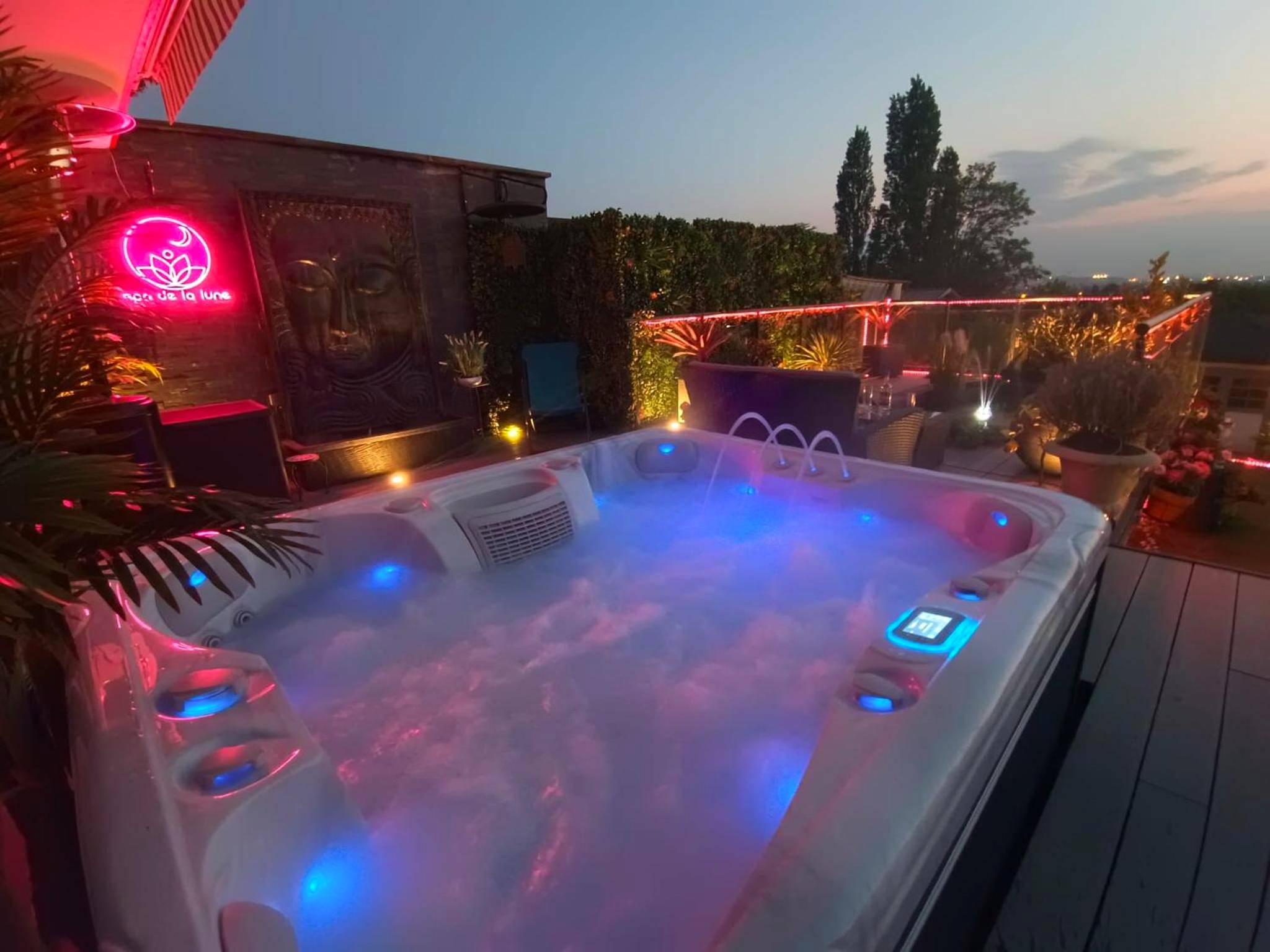 Vue du logement - Love Room Clichy - sous - Bois - Spa de la Lune - Private love room suite with terrace and view - Air...
