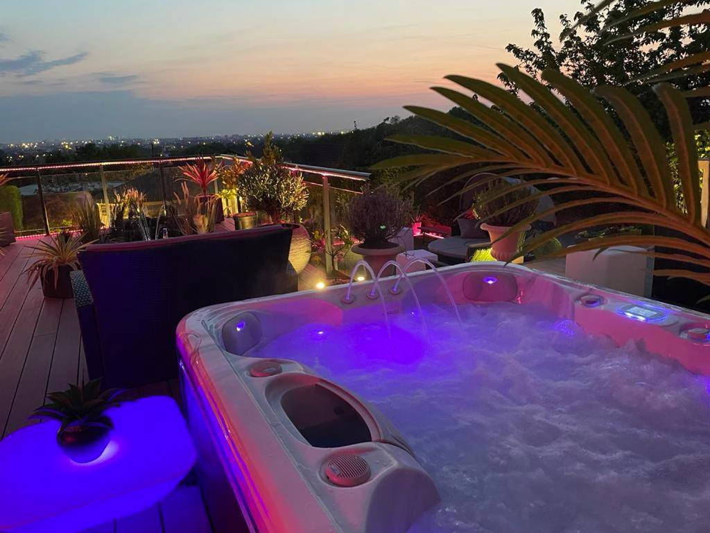 Photo - Spa de la Lune - Private love room suite with terrace and view - Air Conditioned - Double... - Clichy - sous - Bois