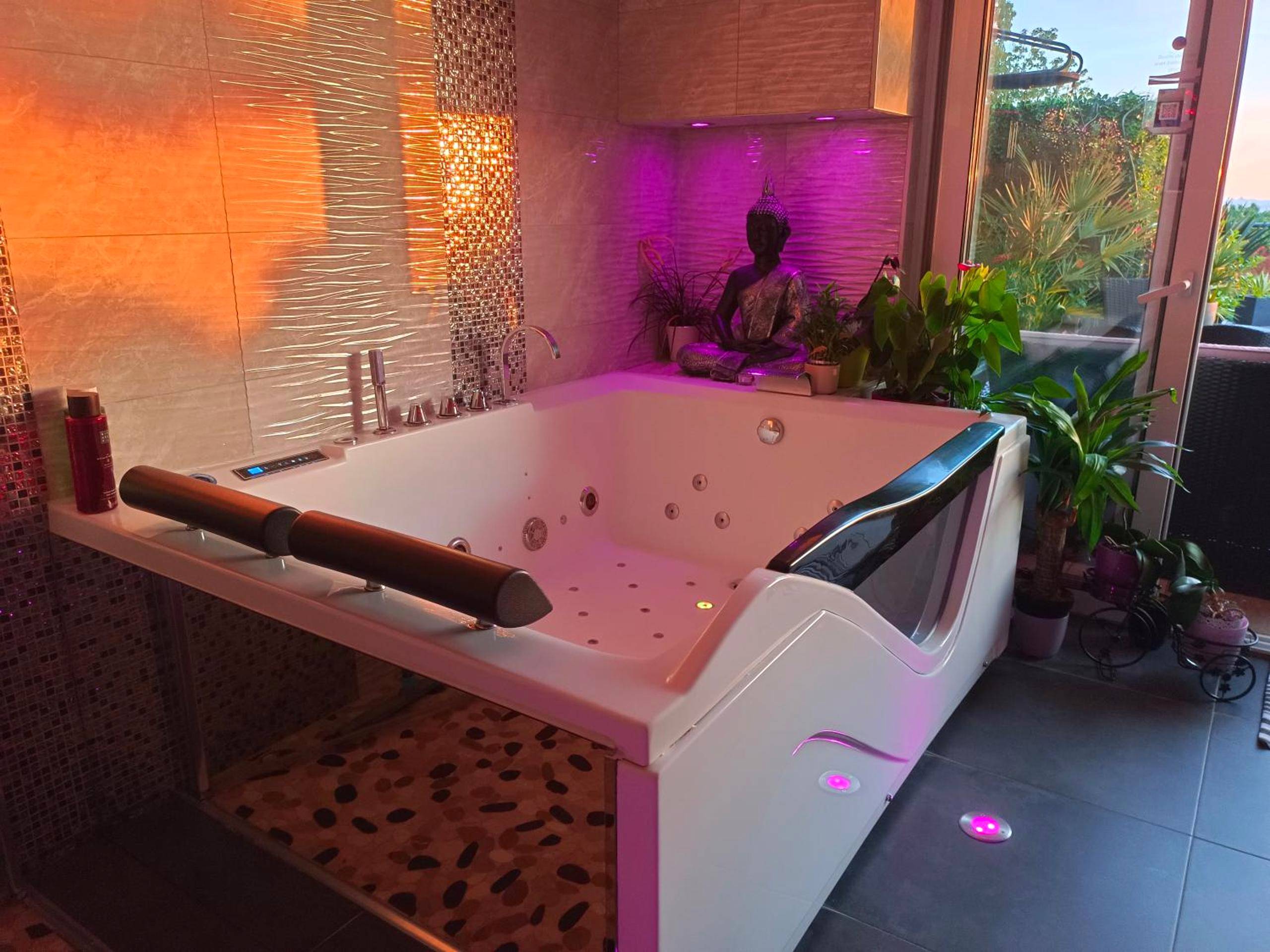 Vue du logement - Spa de la Lune - Private love room suite with terrace and view - Air Conditioned - Double jacuzzi -...