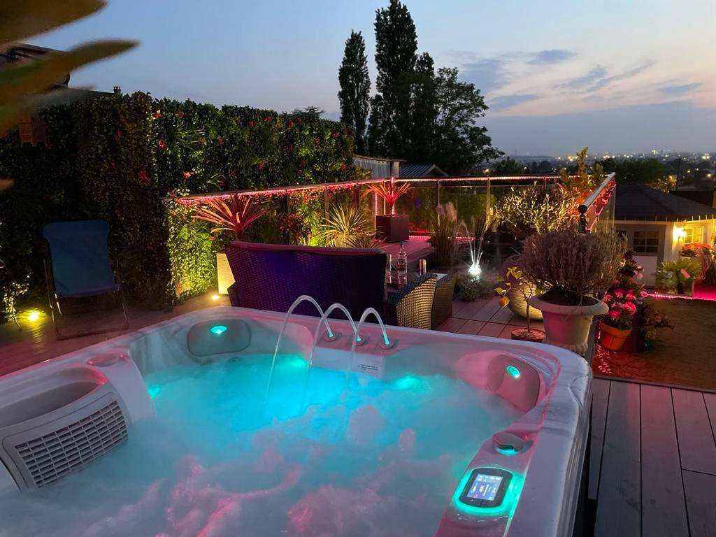 Vue du logement - Spa de la Lune - Private love room suite with terrace and view - Air Conditioned - Double jacuzzi -...