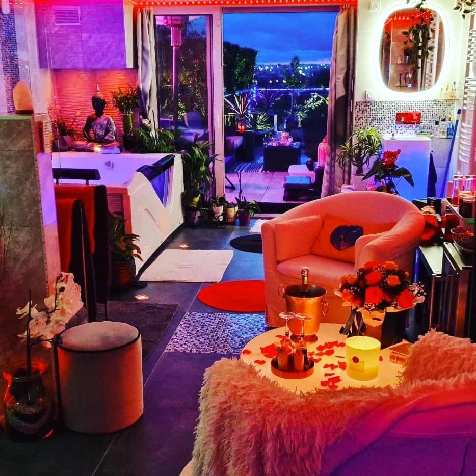 Photo - Spa de la Lune - Private love room suite with terrace and view - Air Conditioned - Double... - Clichy - sous - Bois