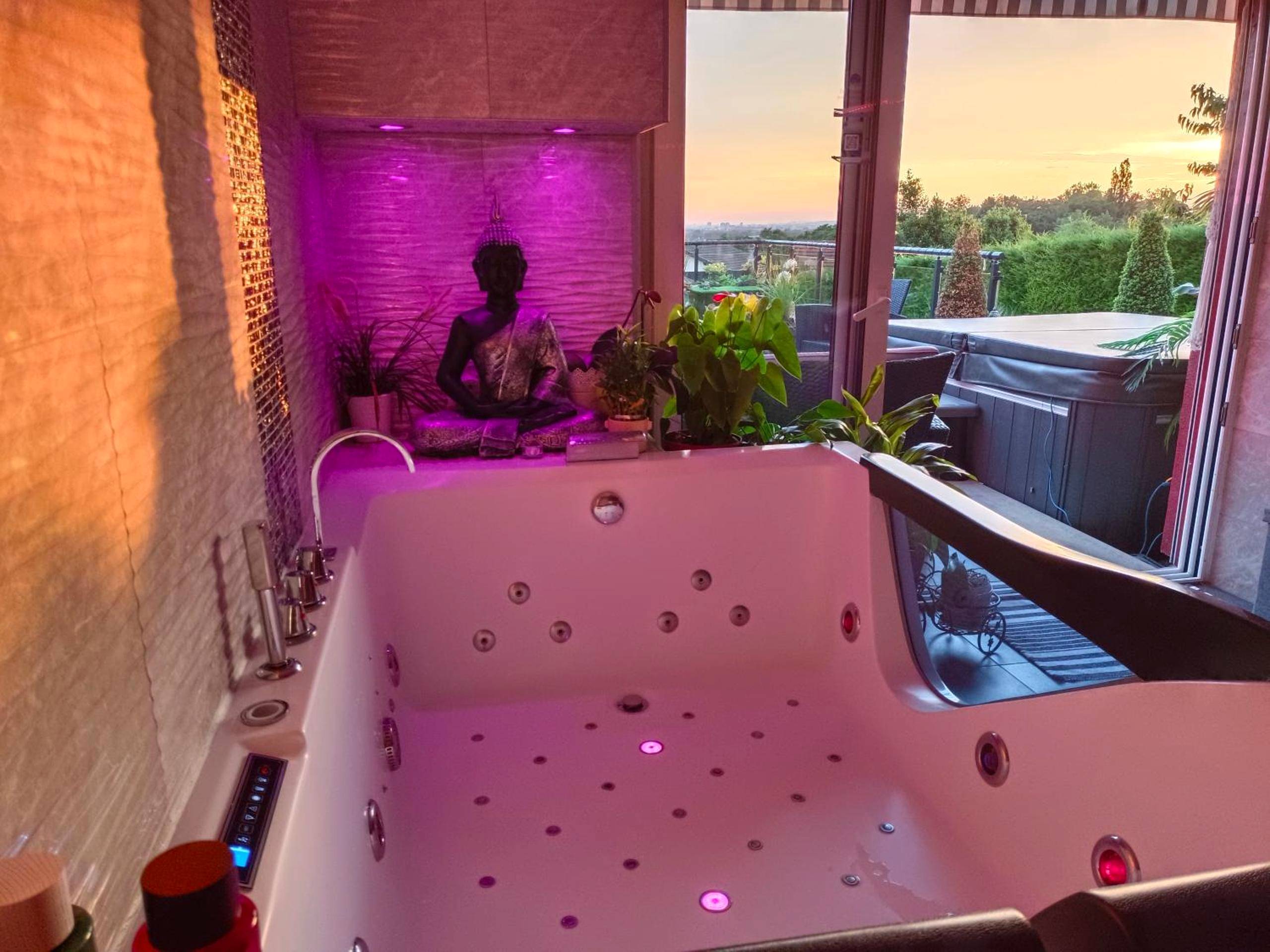 Photo - Spa de la Lune - Private love room suite with terrace and view - Air Conditioned - Double...