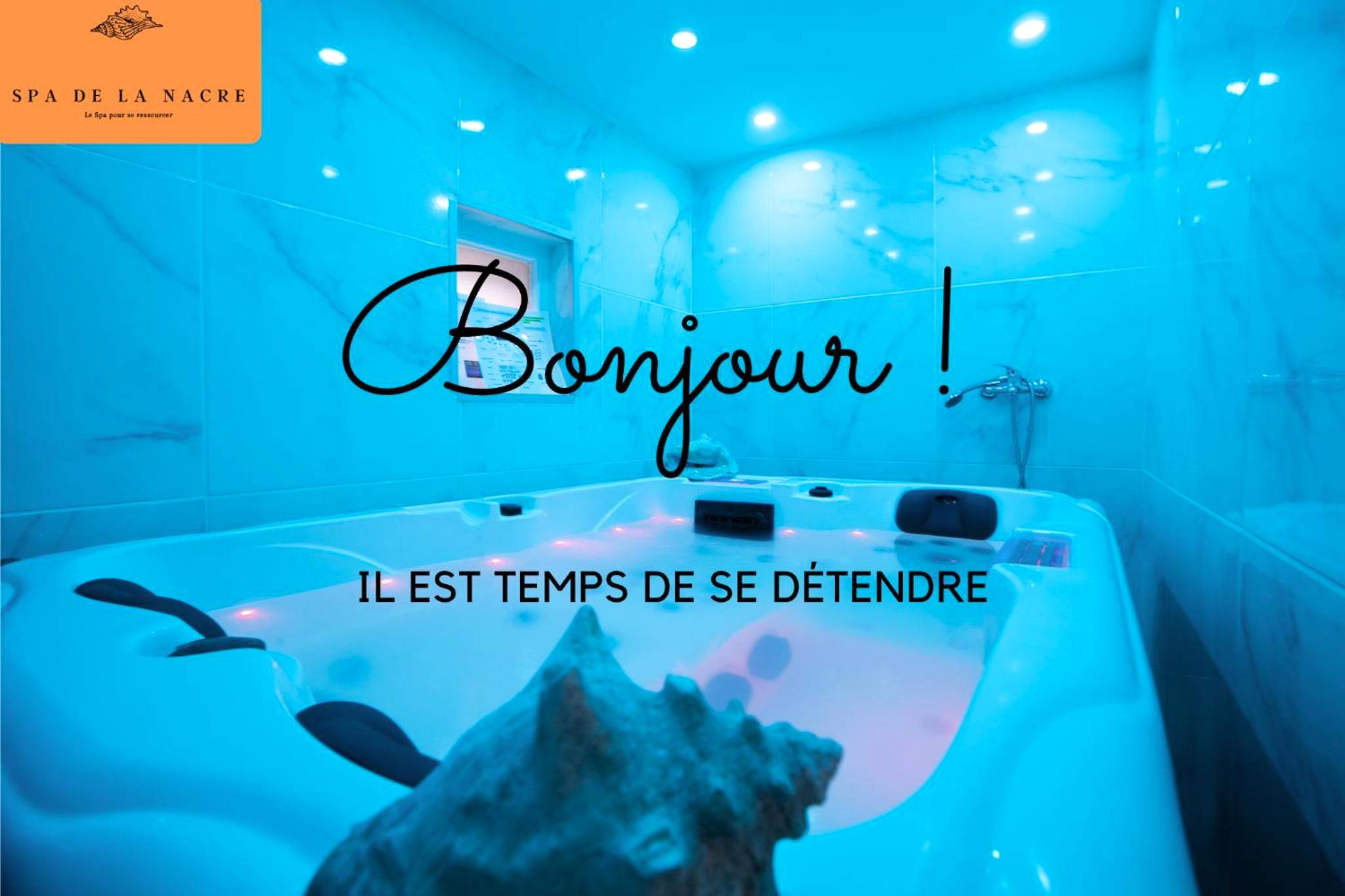 Jacuzzi privatif avec éclairage bleu tamisé - Love Room Andeville - Spa de la Nacre, L'étape Repos