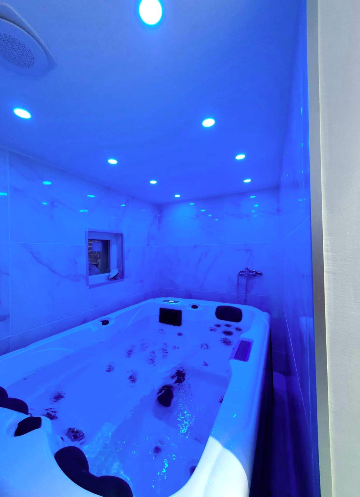 Baignoire balnéo avec pétales de rose - Spa de la Nacre, L'étape Repos