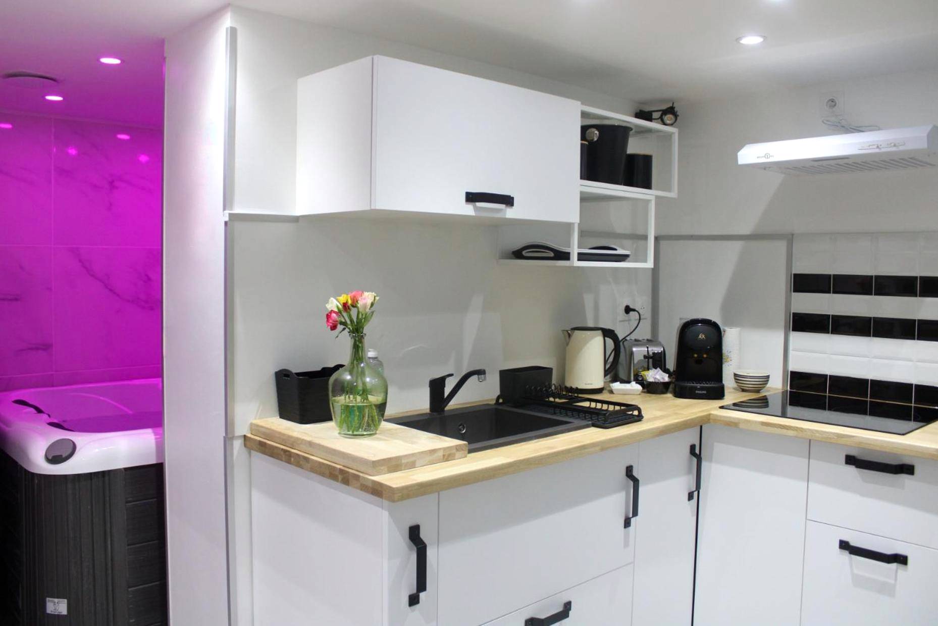 Cuisine équipée moderne ouverte sur le spa - Spa de la Nacre, L'étape Repos