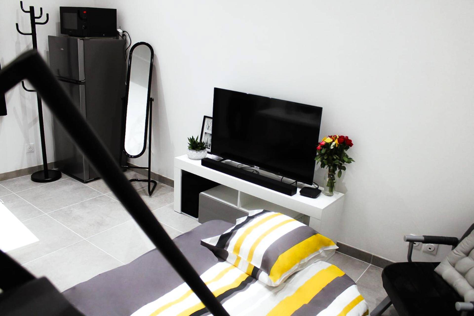 Espace salon avec télévision et lit double - Spa de la Nacre, L'étape Repos