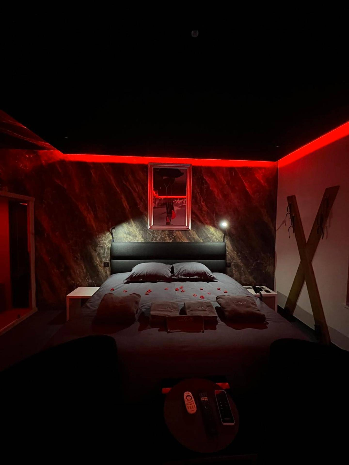 Lit double avec pétales et croix de Saint - André - Love Room Remiremont - spa de la quarterelle LOVE ROOM 88 VOSGES