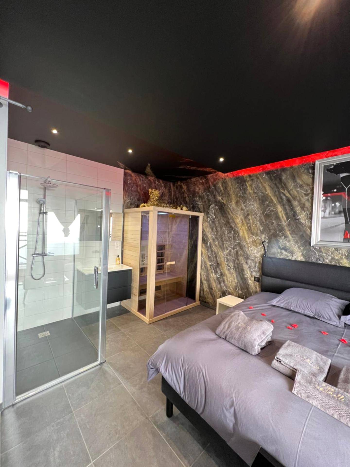 Chambre avec douche vitrée et sauna privatif - spa de la quarterelle LOVE ROOM 88 VOSGES