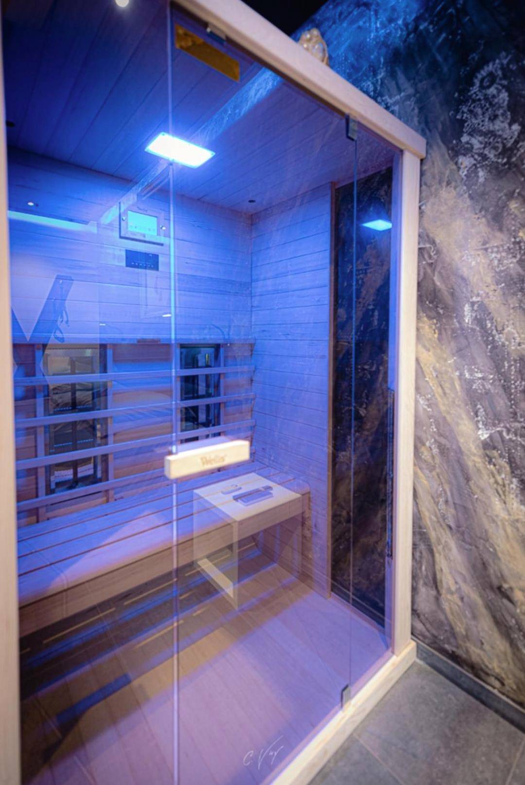 Sauna infrarouge avec éclairage bleu - spa de la quarterelle LOVE ROOM 88 VOSGES