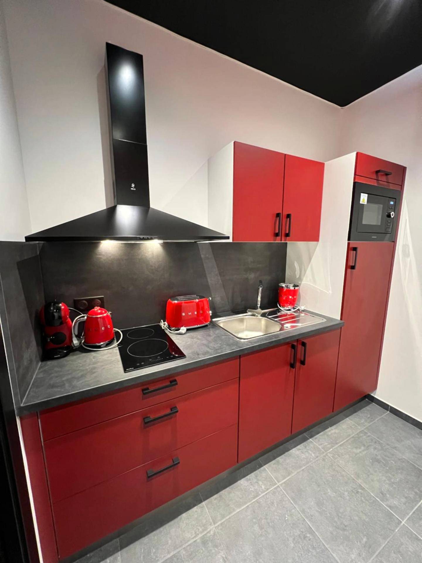 Cuisine équipée moderne rouge et noire - spa de la quarterelle LOVE ROOM 88 VOSGES