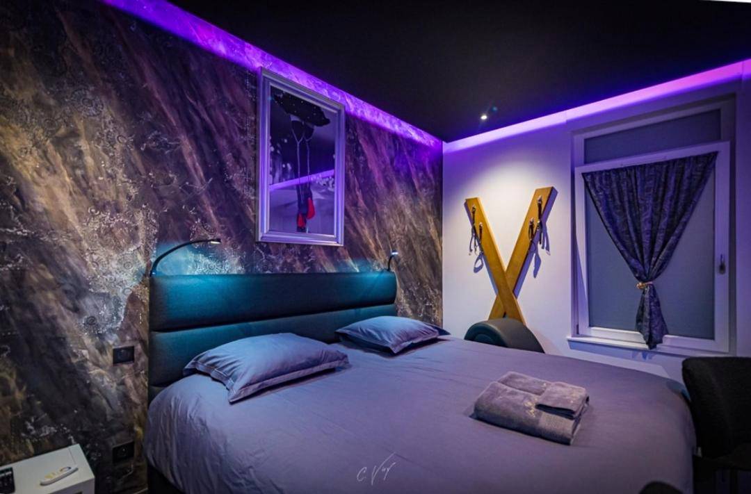 Espace nuit avec croix de Saint - André et LED - spa de la quarterelle LOVE ROOM 88 VOSGES