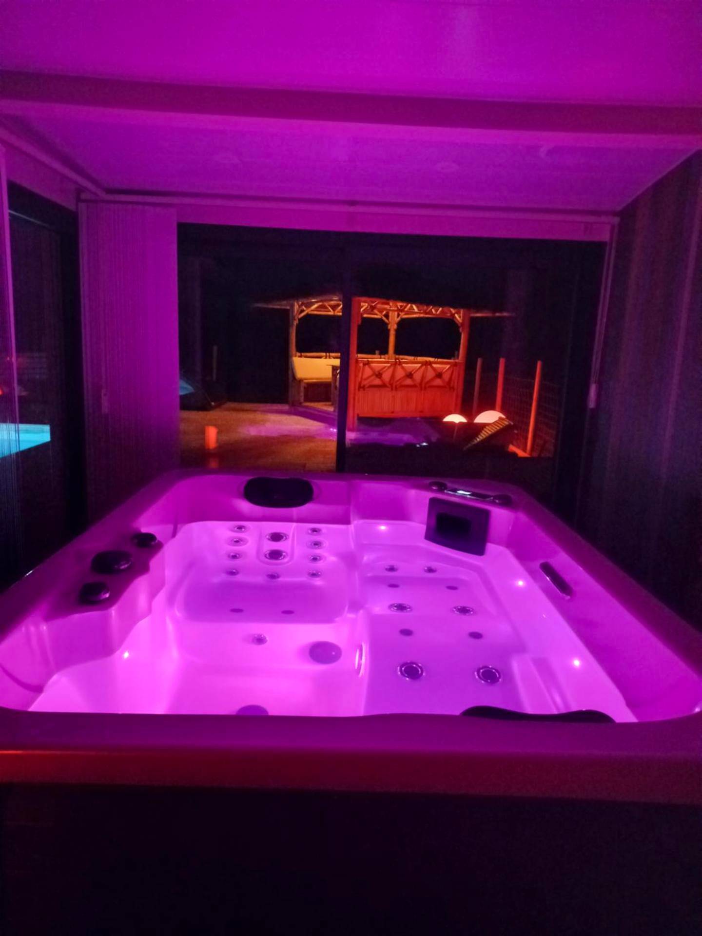 Jacuzzi privatif avec éclairage LED rose - Love Room Cayriech - Le petit SPA dans le Quercy