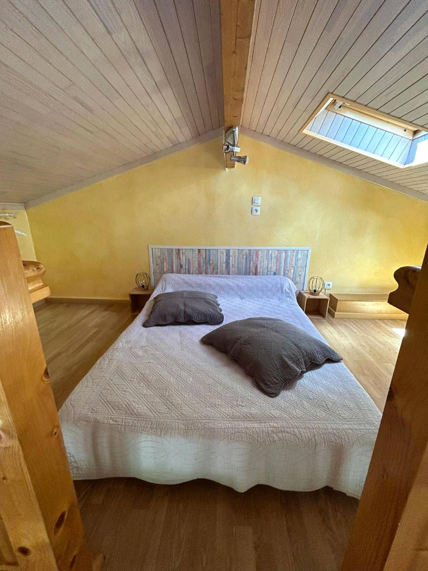 Chambre mansardée avec lit double et velux - Le petit SPA dans le Quercy
