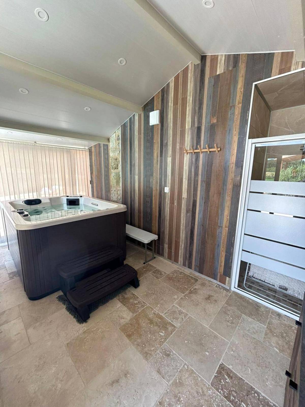 Espace bien - être avec spa et mur boisé - Le petit SPA dans le Quercy