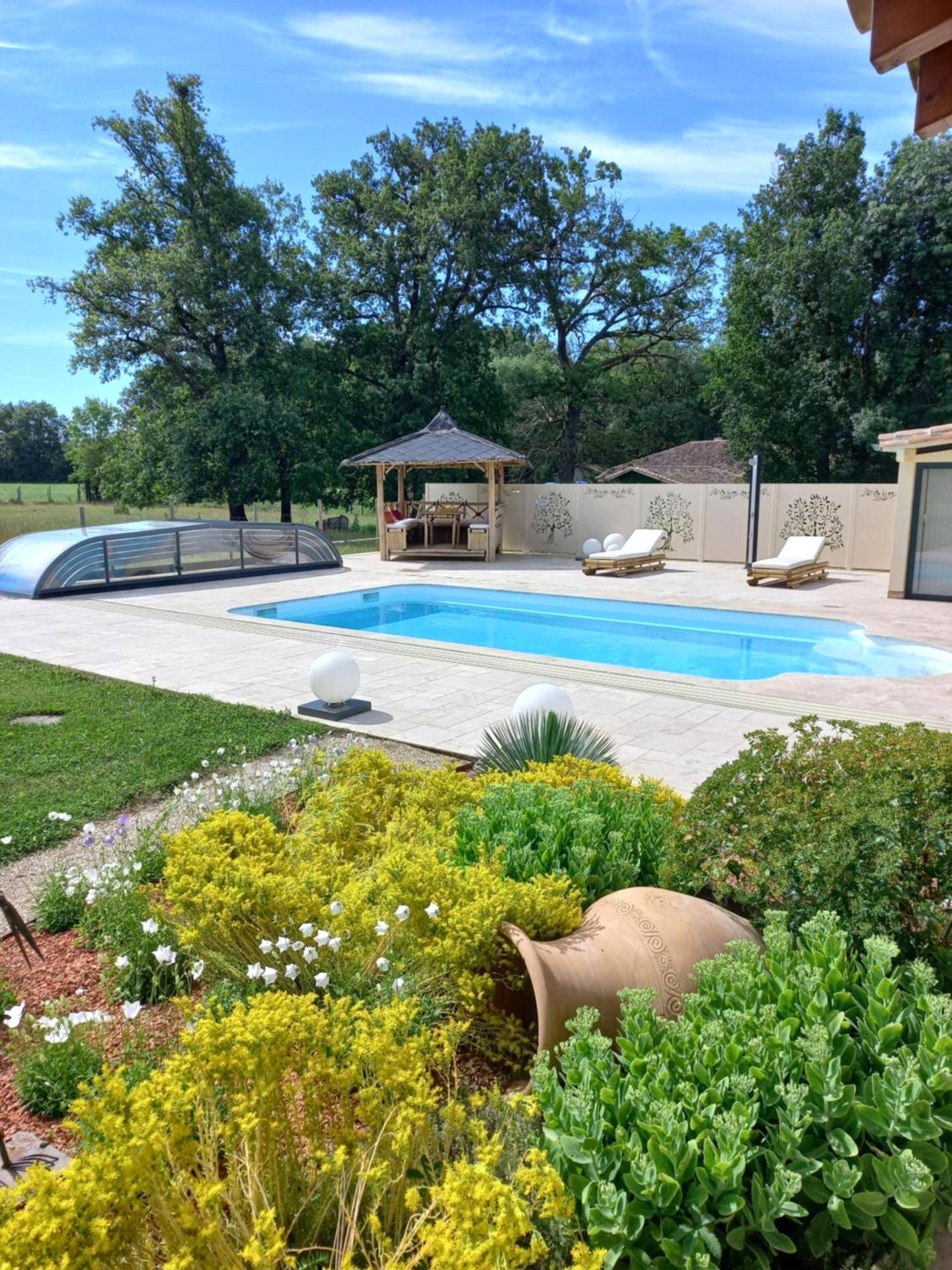Piscine extérieure avec terrasse et jardin - Le petit SPA dans le Quercy