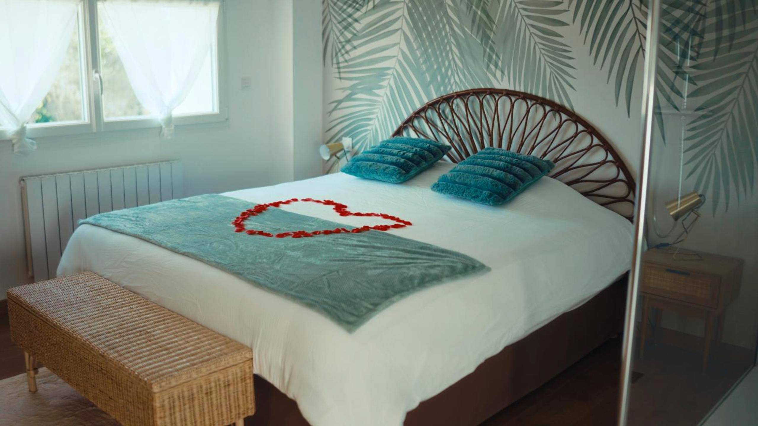 Lit double avec cœur en pétales de rose - Le Spa SAJ