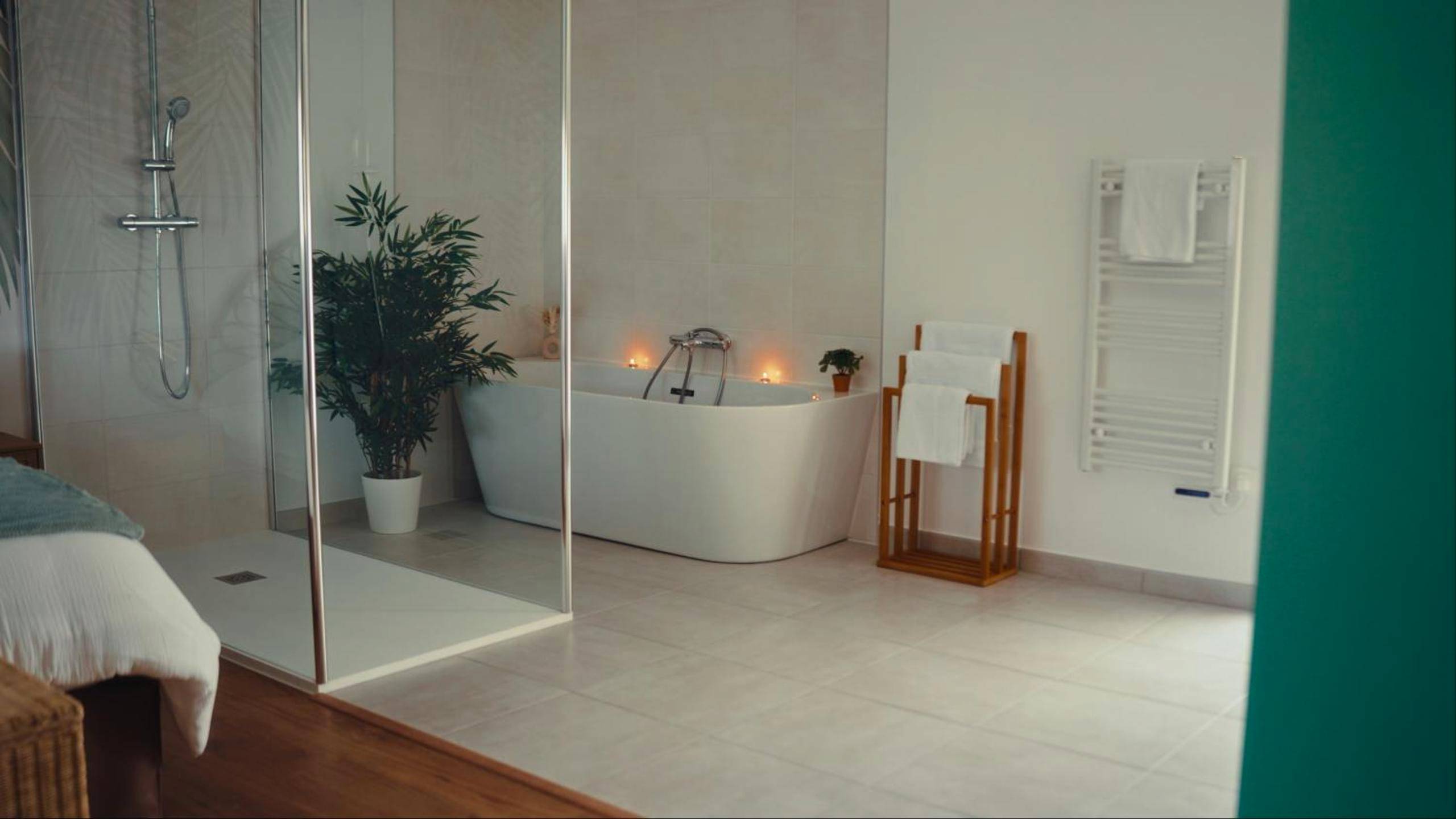 Salle de bain avec baignoire îlot et douche - Le Spa SAJ
