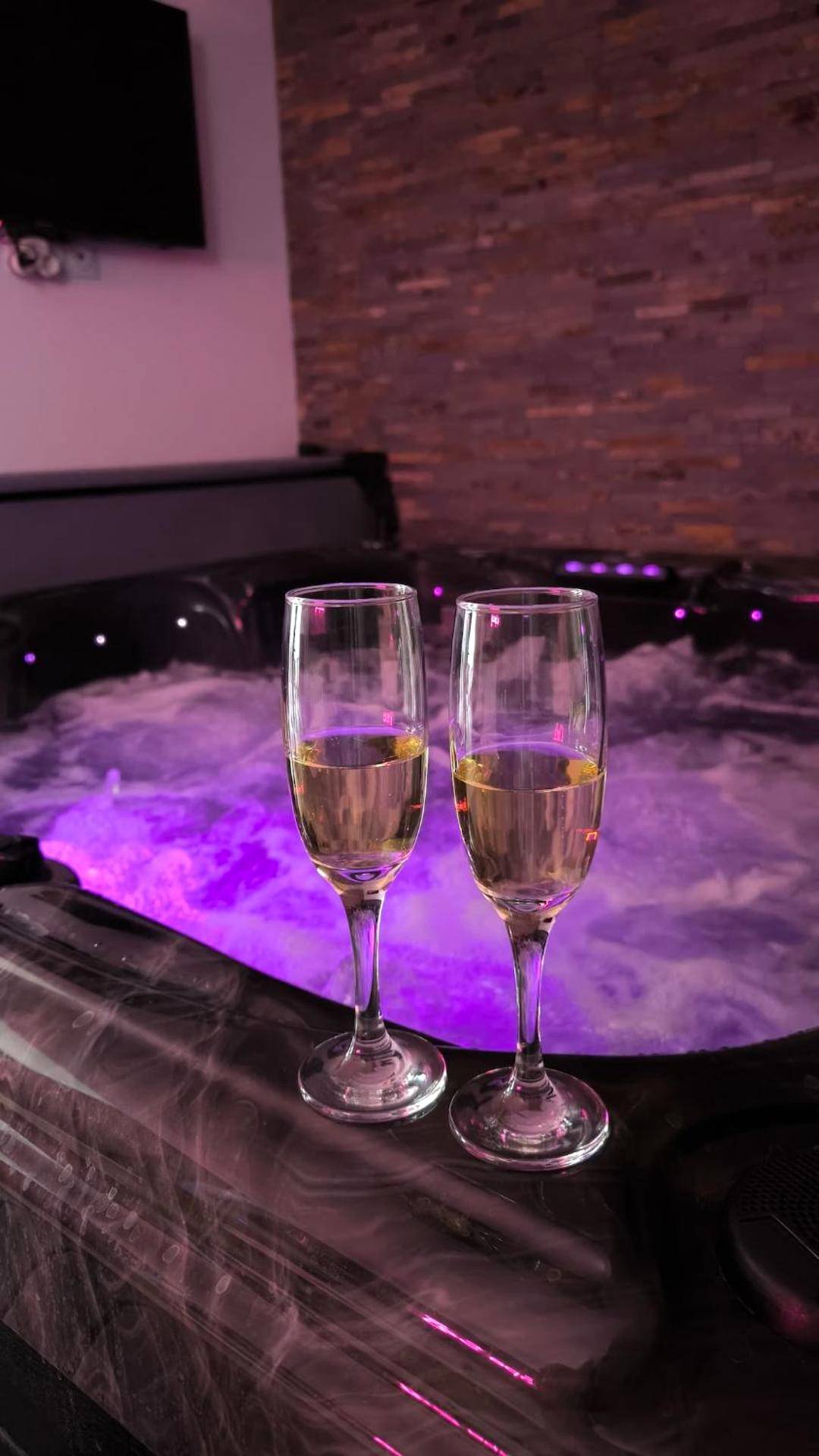 Jacuzzi privatif avec éclairage violet - Le Spa SAJ