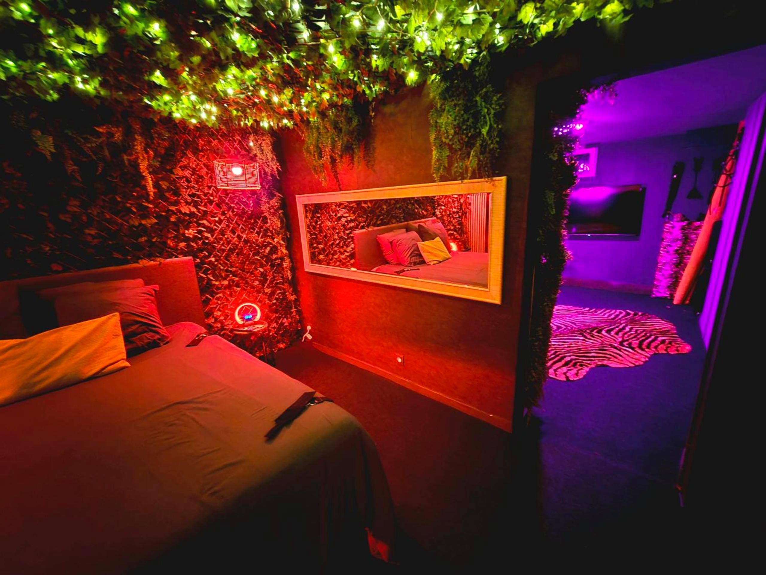 Vue interieure - Love room avec spa privatif et salle de jeux adultes