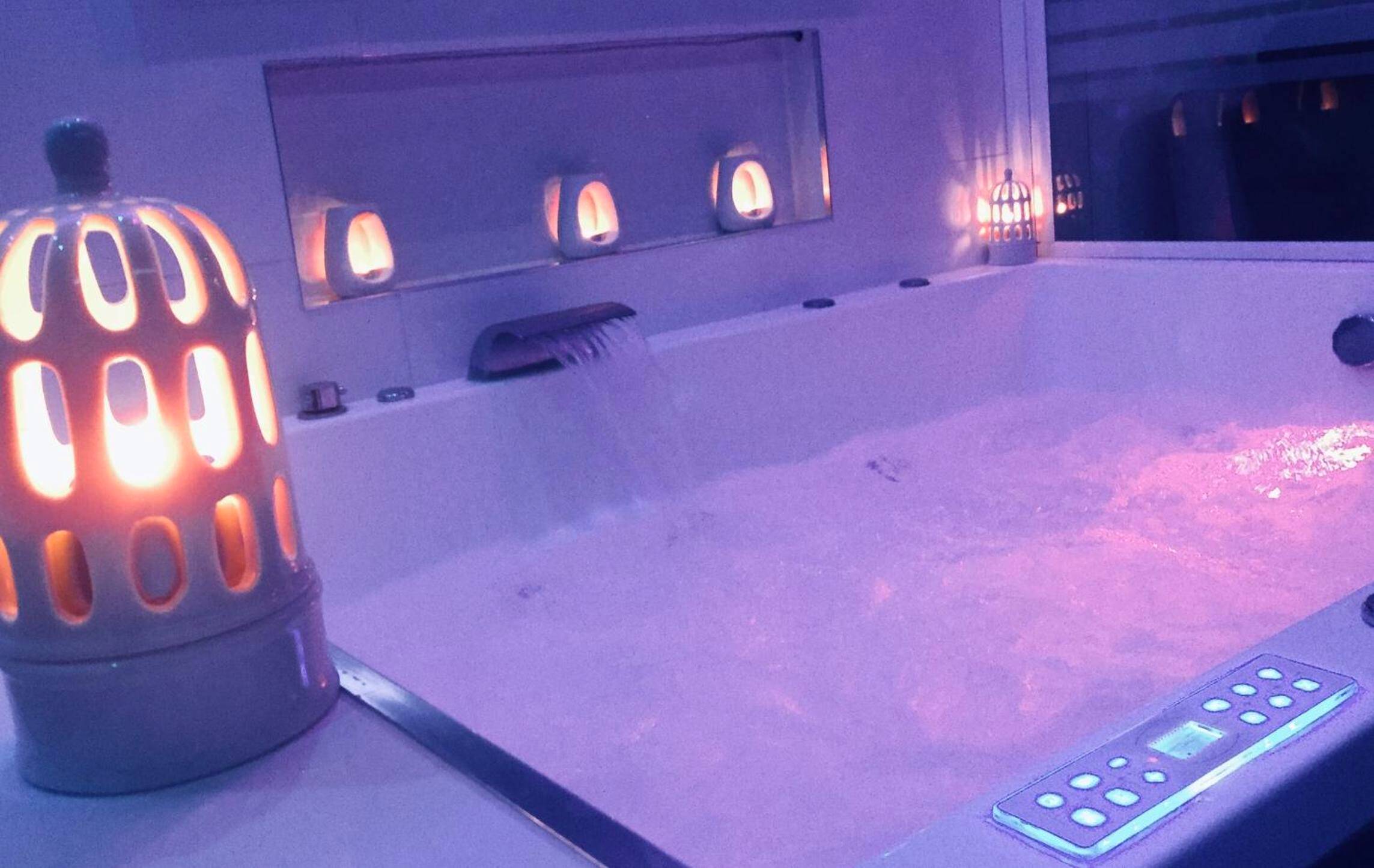 Baignoire balnéo éclairée en violet - Appart' Spa et Sauna Privatif Au Cœur De Beaune