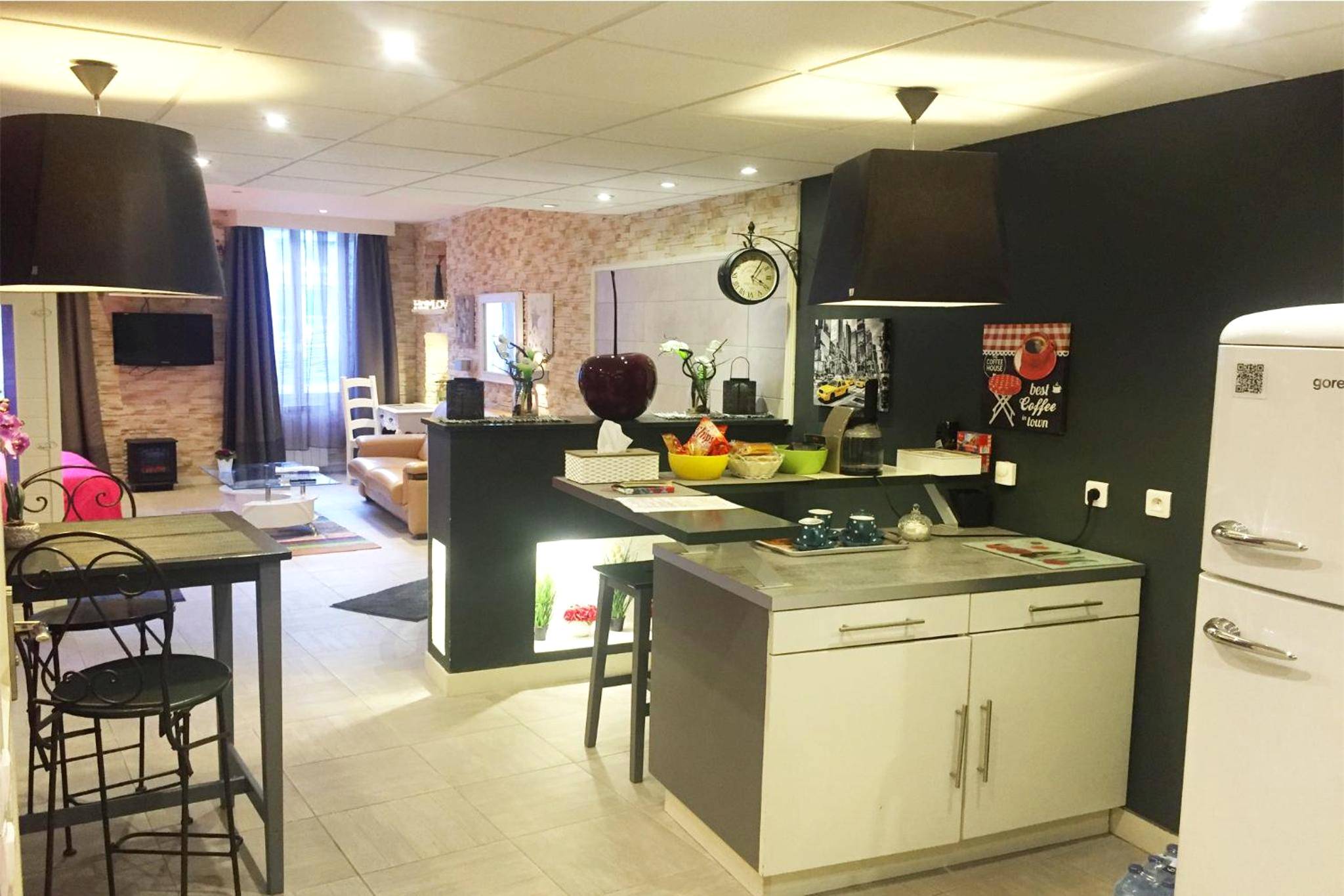 Cuisine ouverte équipée et coin repas - Appart' Spa et Sauna Privatif Au Cœur De Beaune