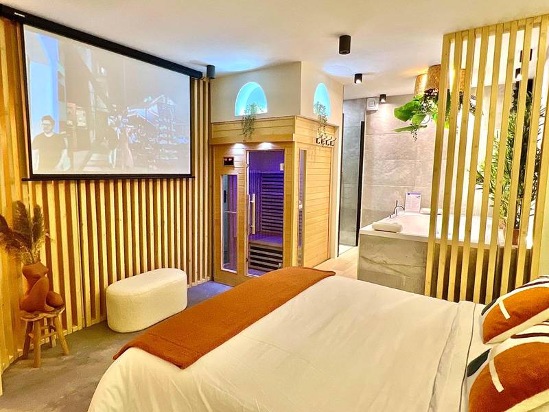 Chambre avec écran de projection et sauna - Spa - Sauna privatif plein centre
