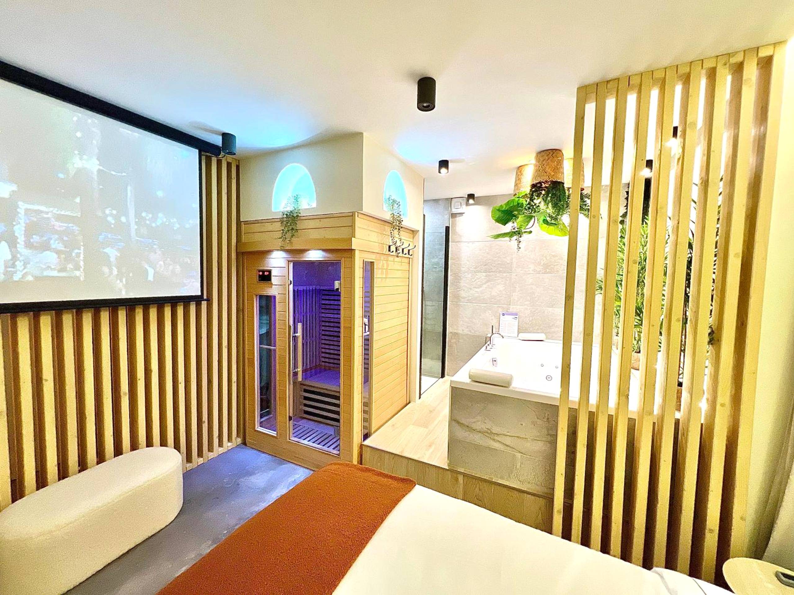 Vue d'ensemble avec lit, sauna et jacuzzi - Spa - Sauna privatif plein centre