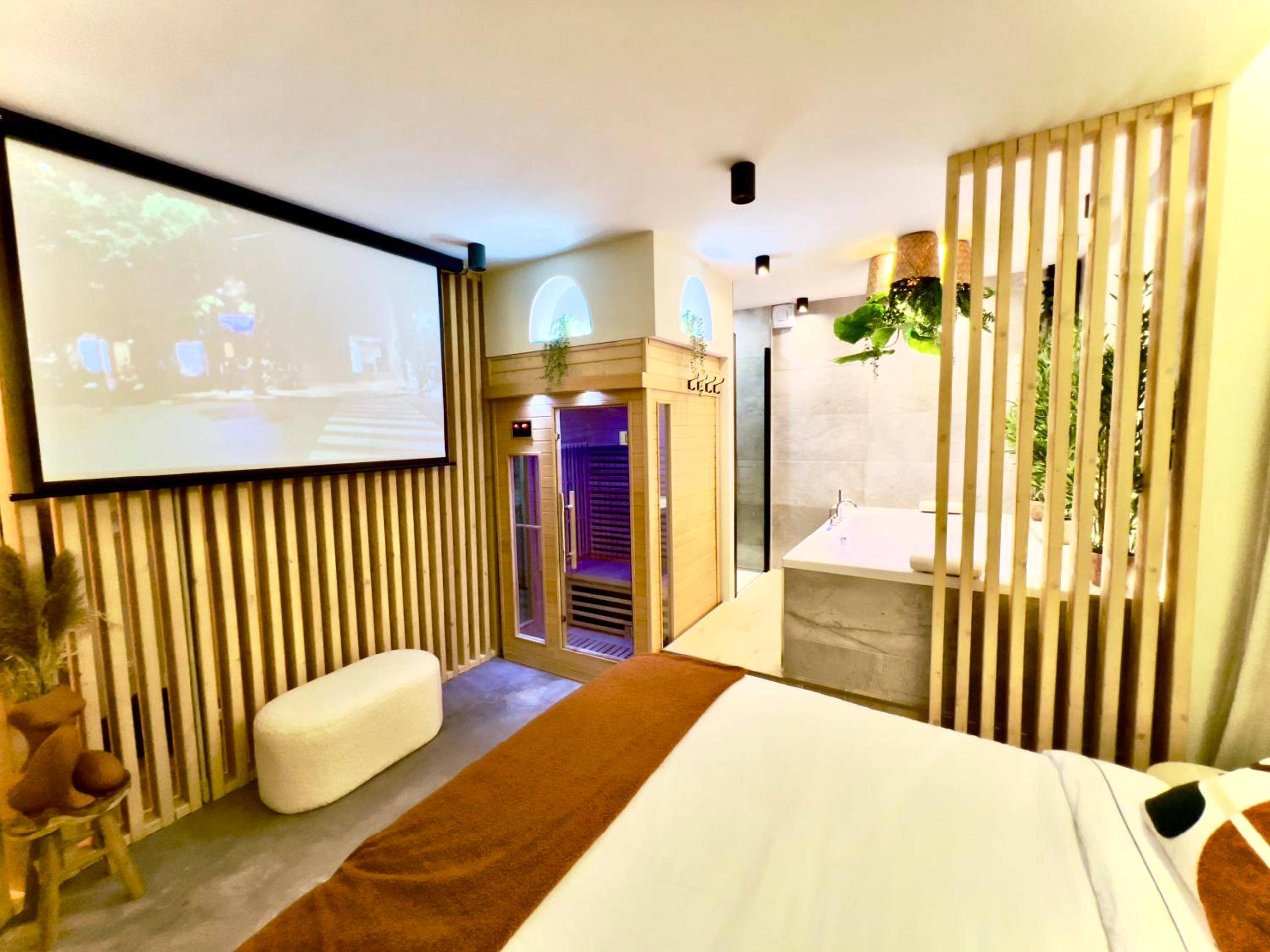 Suite avec home cinéma et espace bien - être - Spa - Sauna privatif plein centre