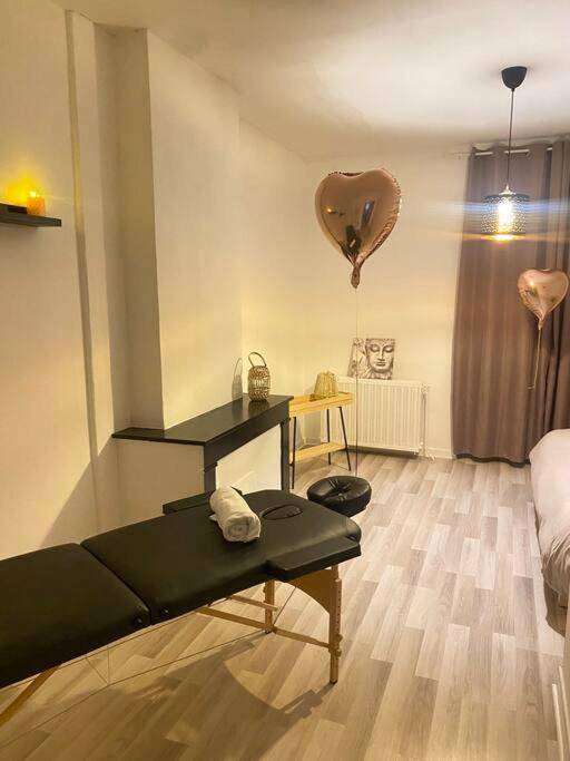 Table de massage professionnelle dans la suite - Appartement avec Spa et Sauna