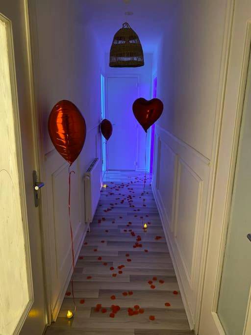 Couloir décoré de pétales de roses et ballons - Appartement avec Spa et Sauna