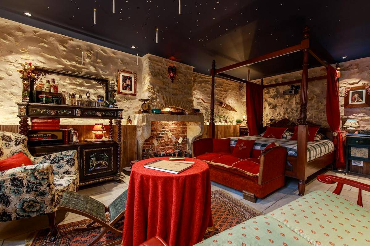 Lit à baldaquin et plafond étoilé - Le Spa du Sorcier