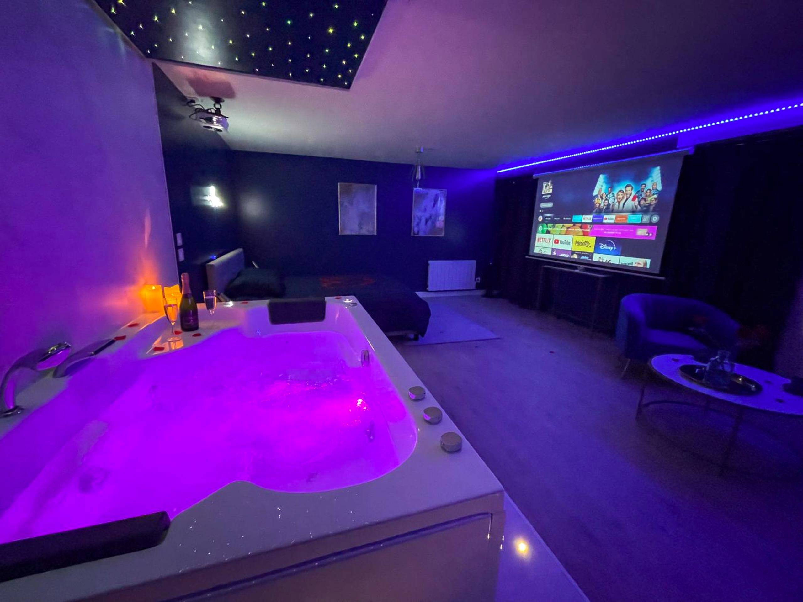 Photo du logement - Spa sous les étoiles - Cinéma - Netflix - Parking - Gare