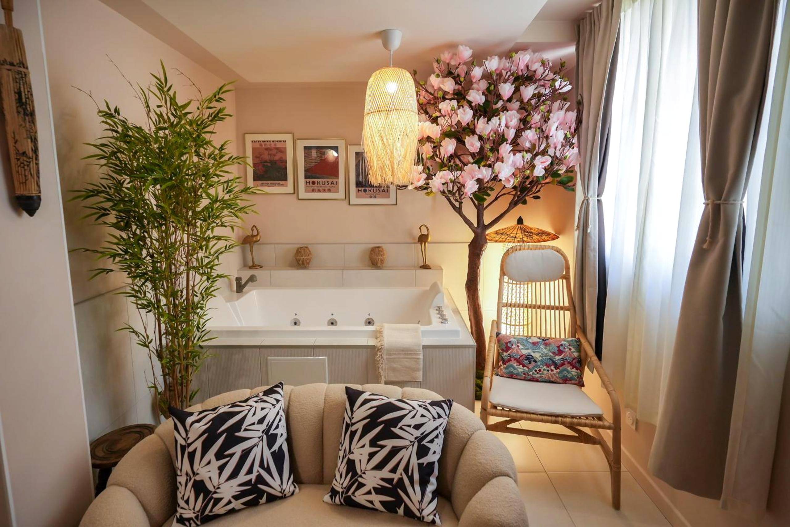 Baignoire balnéo sous un cerisier japonais - Love Room Blois - Spa sous le Mokuren - Escapade Zen à Blois