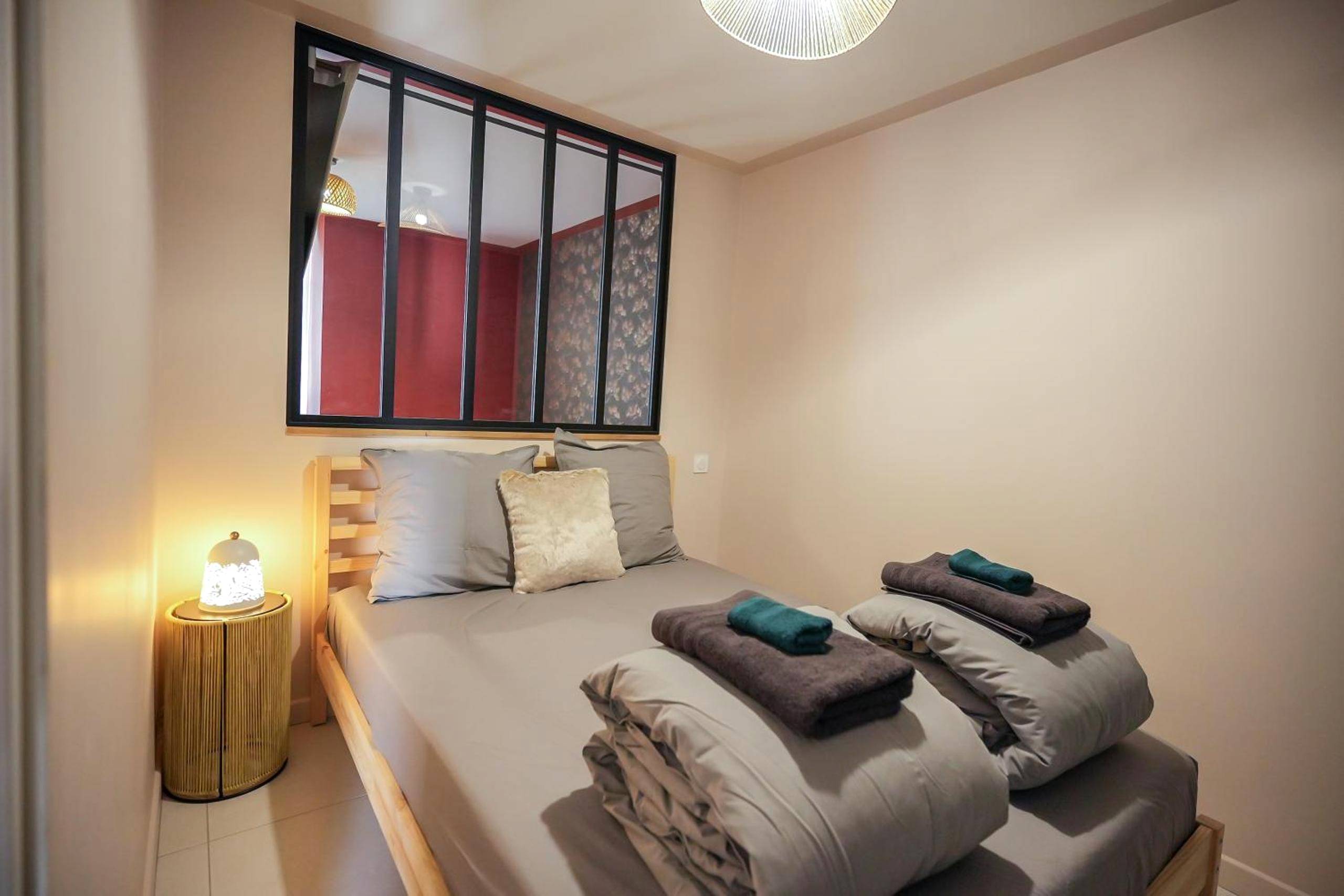 Chambre avec verrière et linge de lit gris - Spa sous le Mokuren - Escapade Zen à Blois