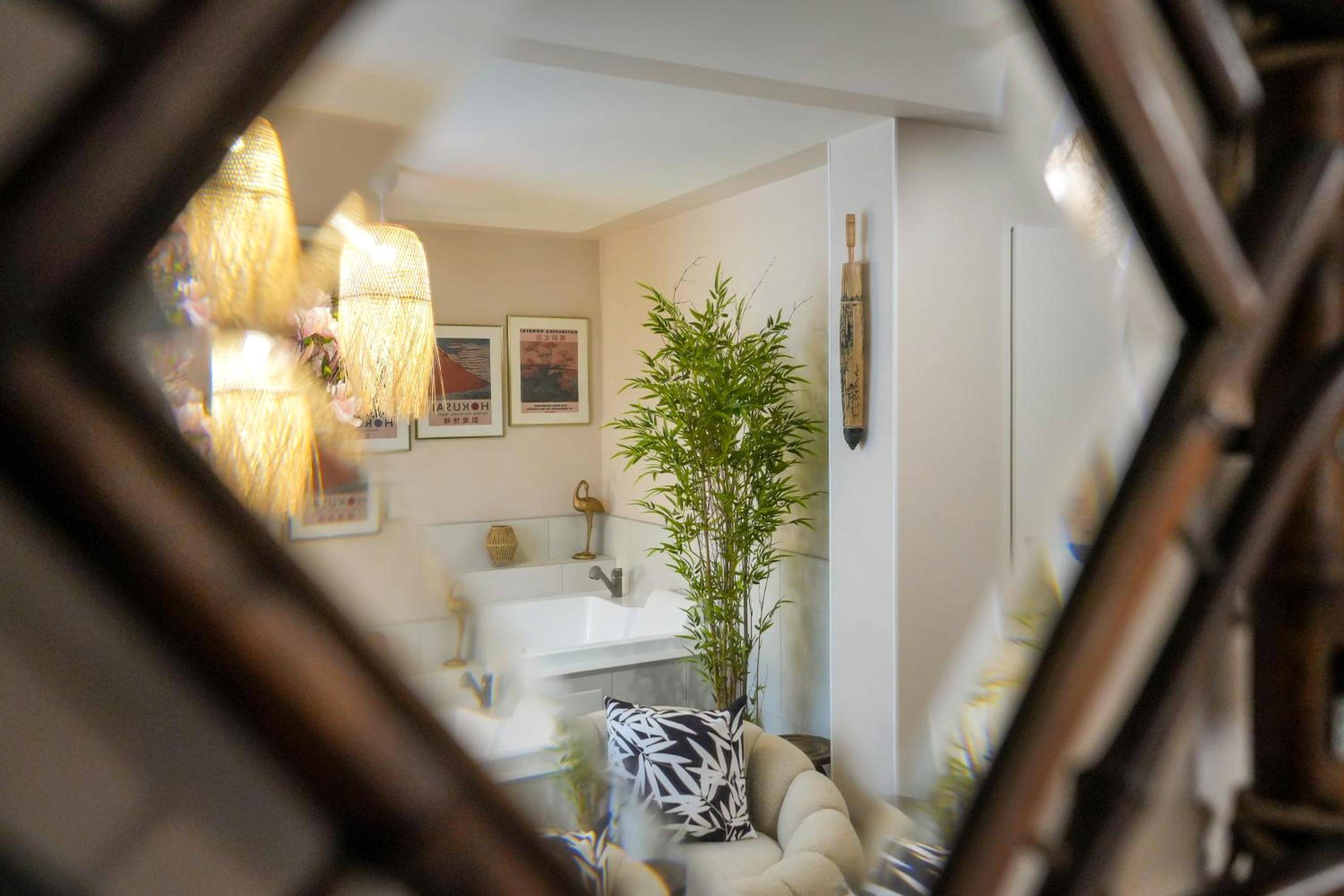 Reflet du salon et du jacuzzi dans un miroir - Spa sous le Mokuren - Escapade Zen à Blois