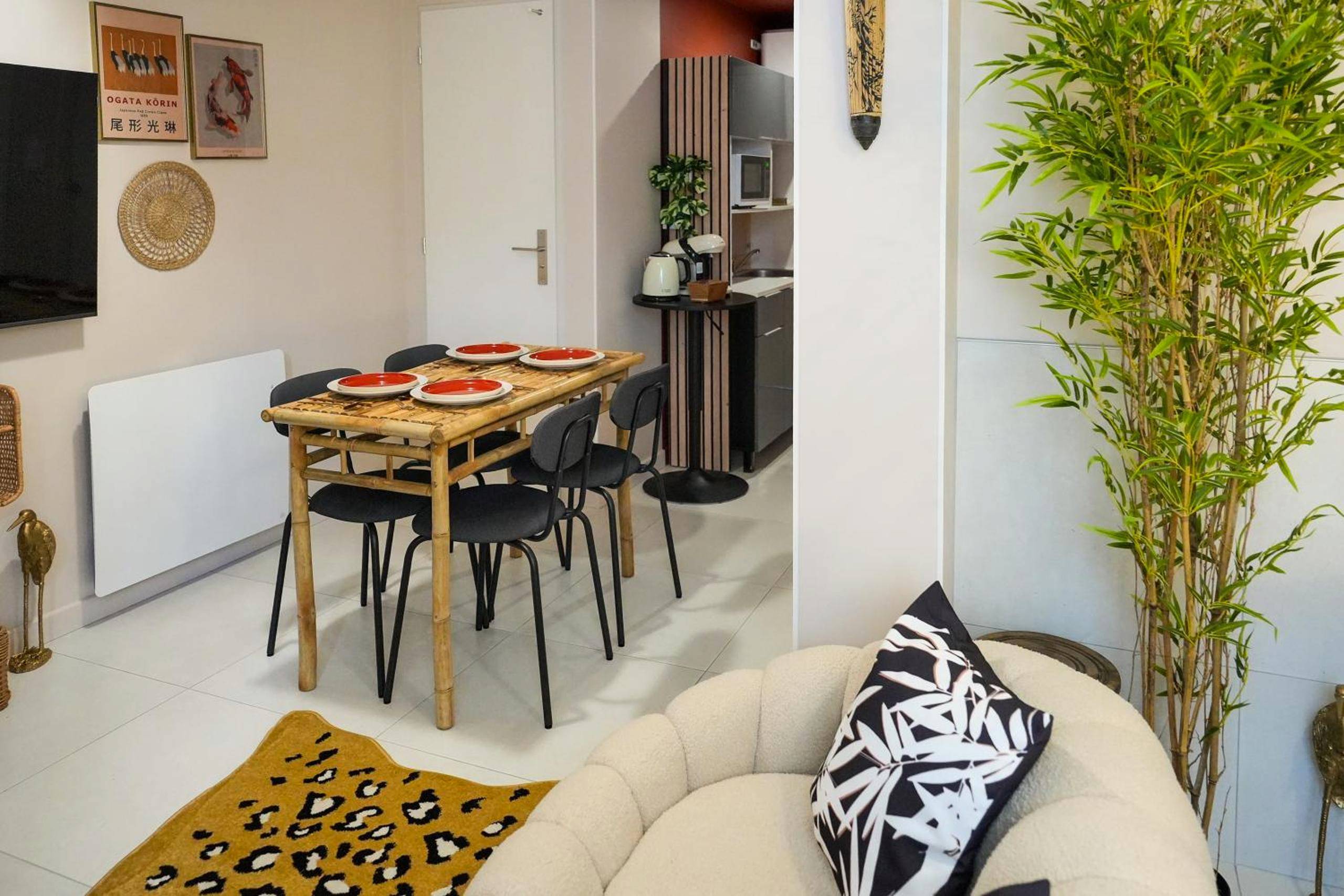 Espace repas avec table en bambou et chaises - Spa sous le Mokuren - Escapade Zen à Blois