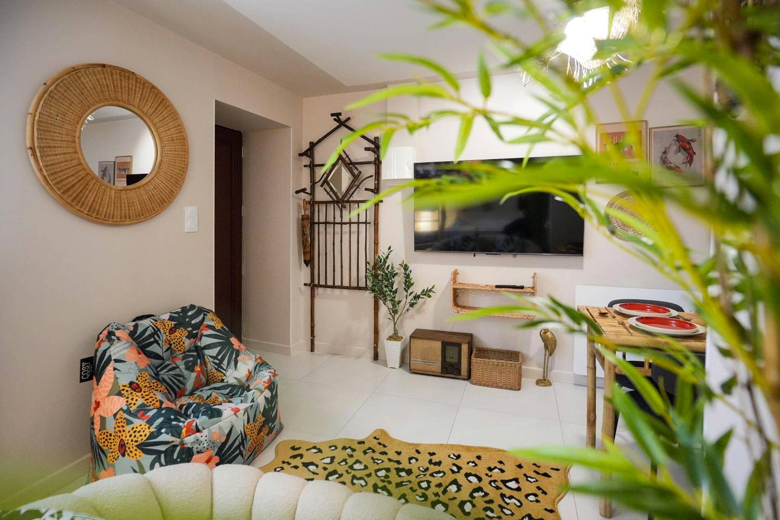 Salon avec fauteuil à motifs et écran plat - Spa sous le Mokuren - Escapade Zen à Blois