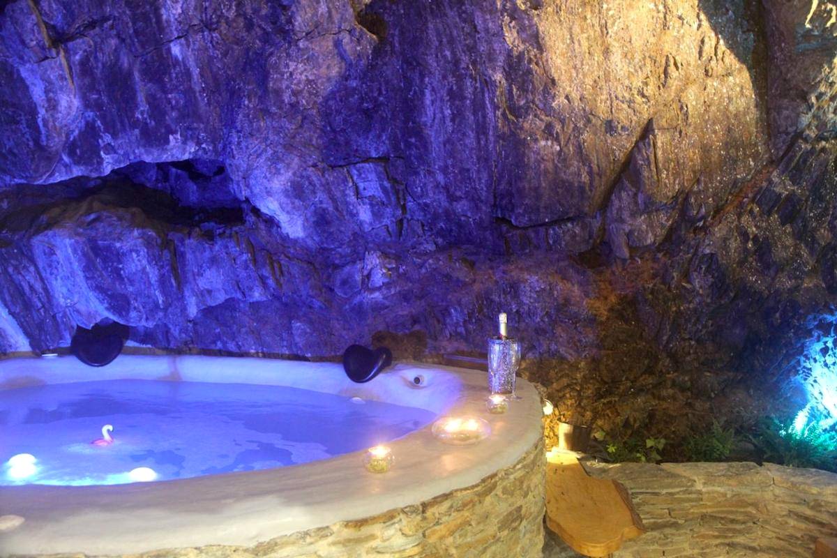Vue principale - Love Room Collioure - Spa Troglodyte avec Cour, à 20m des Plages, LoveRoom avec Jacuzzi ''Le Ginkgo''