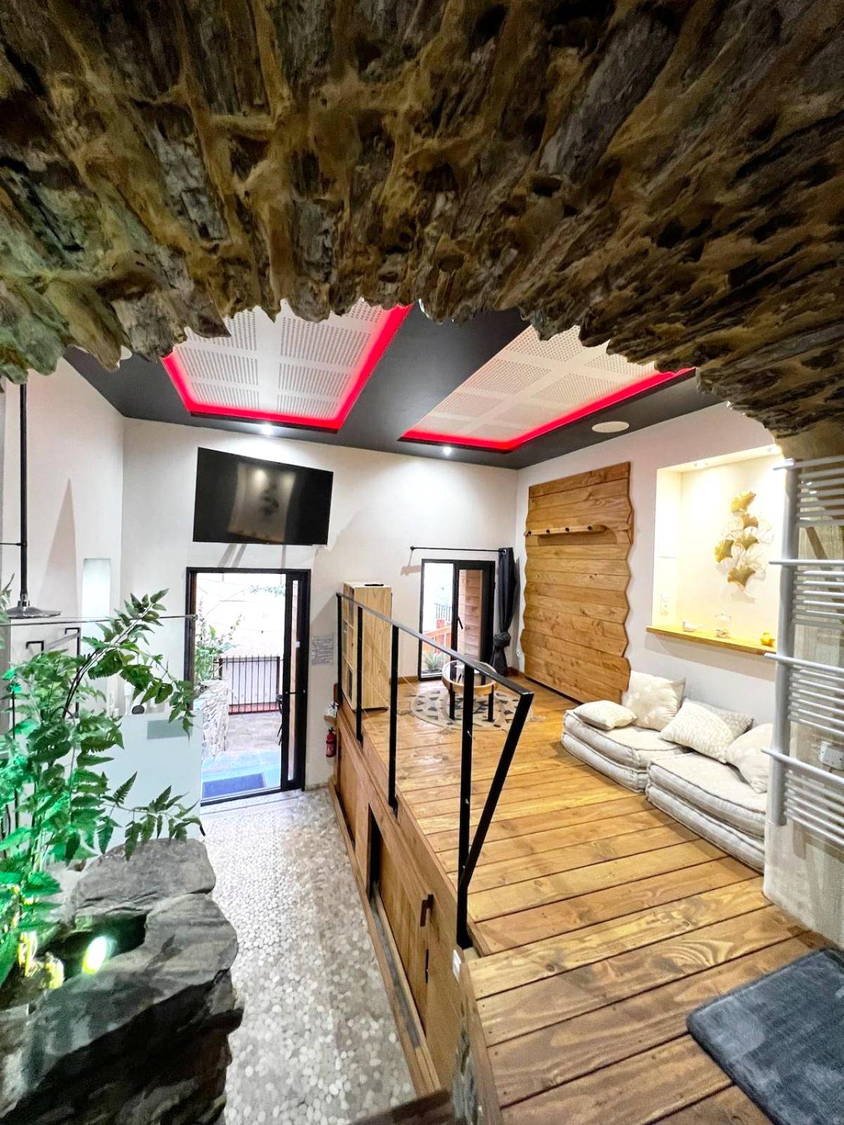 Vue interieure - Spa Troglodyte avec Cour, à 20m des Plages, LoveRoom avec Jacuzzi ''Le Ginkgo''