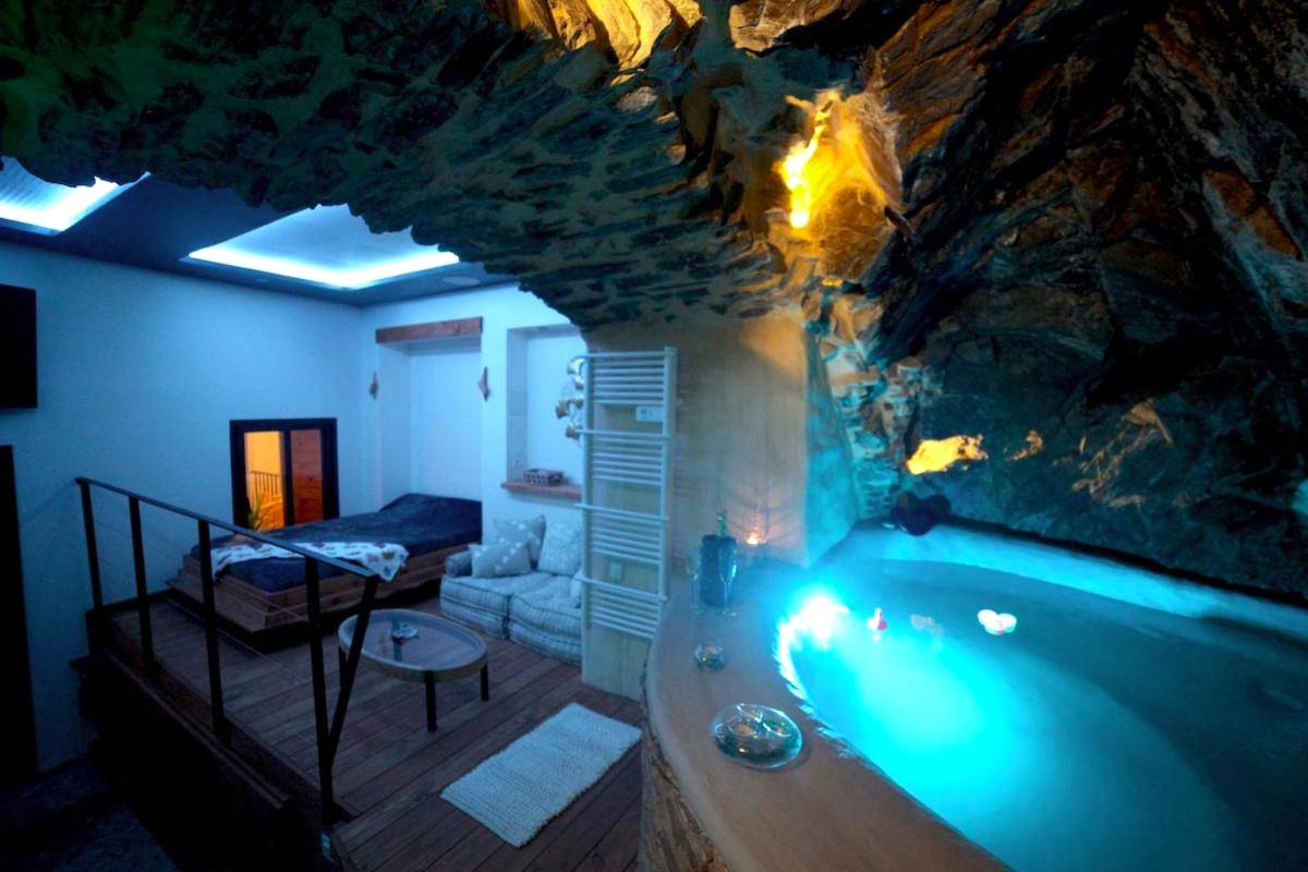 Detail du logement - Spa Troglodyte avec Cour, à 20m des Plages, LoveRoom avec Jacuzzi ''Le Ginkgo''