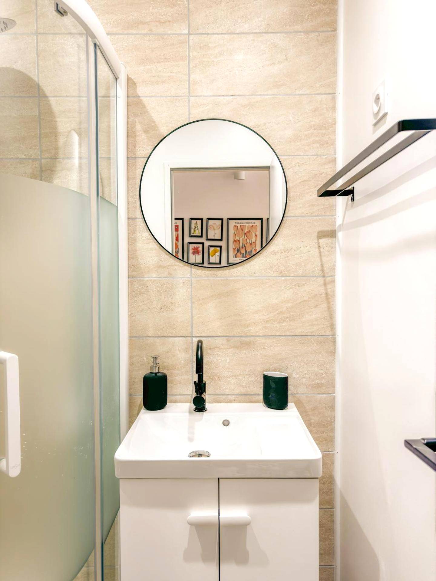 Meuble vasque blanc et miroir rond dans salle d'eau - Intimiste retraite de Sainte - Logement entier Le Spa des Voutes...