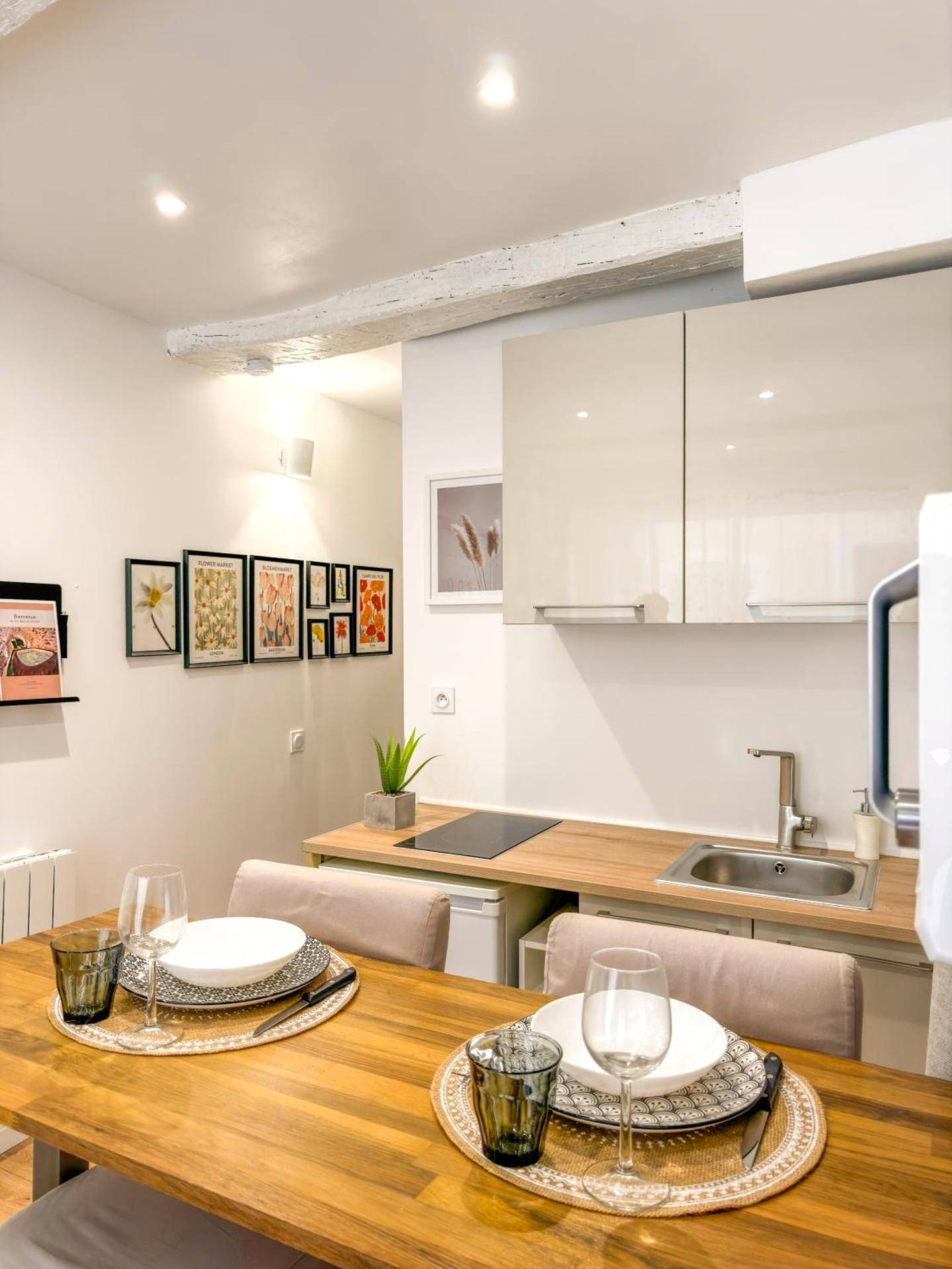 Coin cuisine équipée et table dressée pour deux - Intimiste retraite de Sainte - Logement entier Le Spa des Voutes...