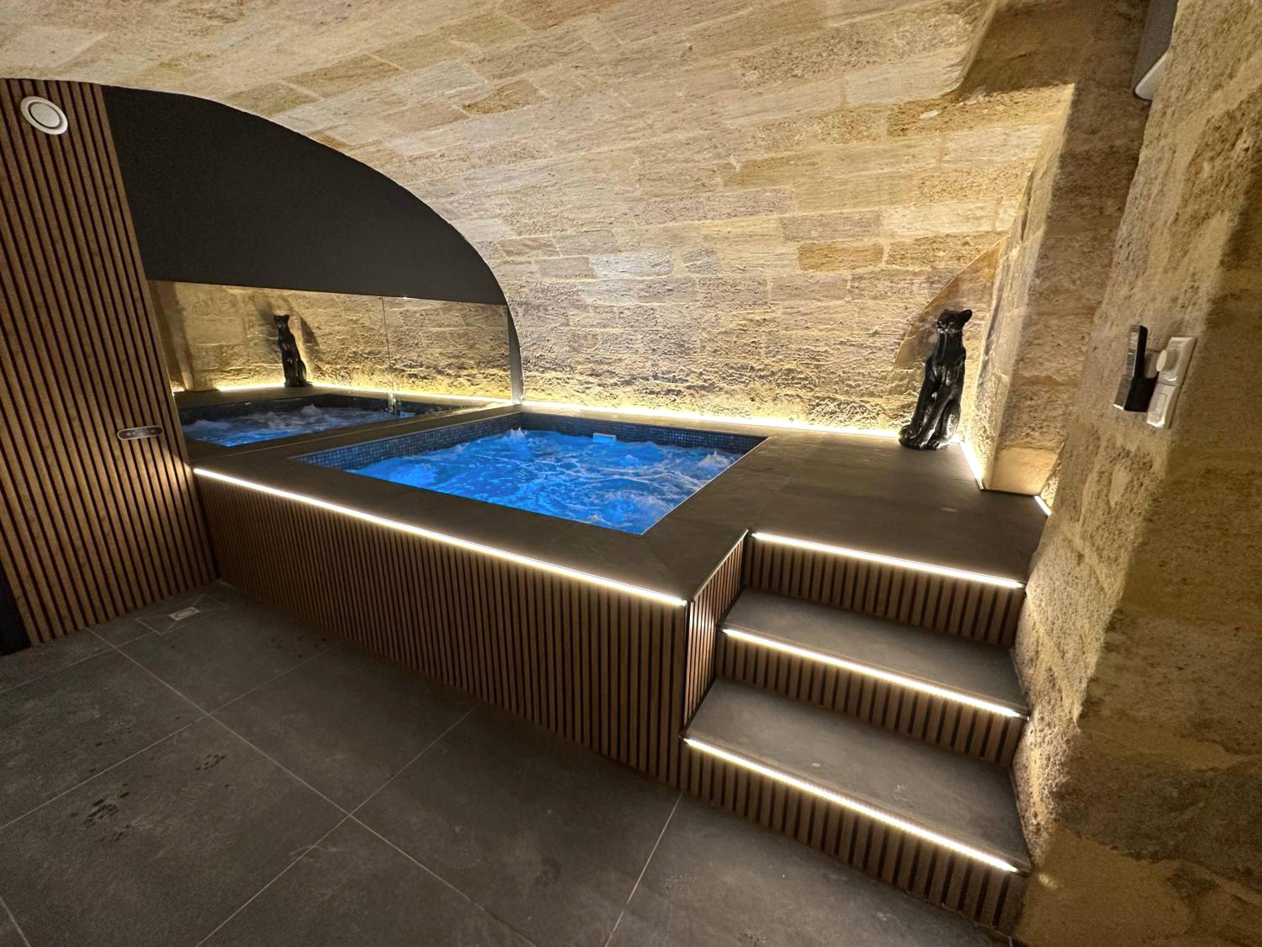 Douche à l'italienne avec paroi vitrée - Spa privé XXL dans cave Voûtée - Suite Luxe Romantique