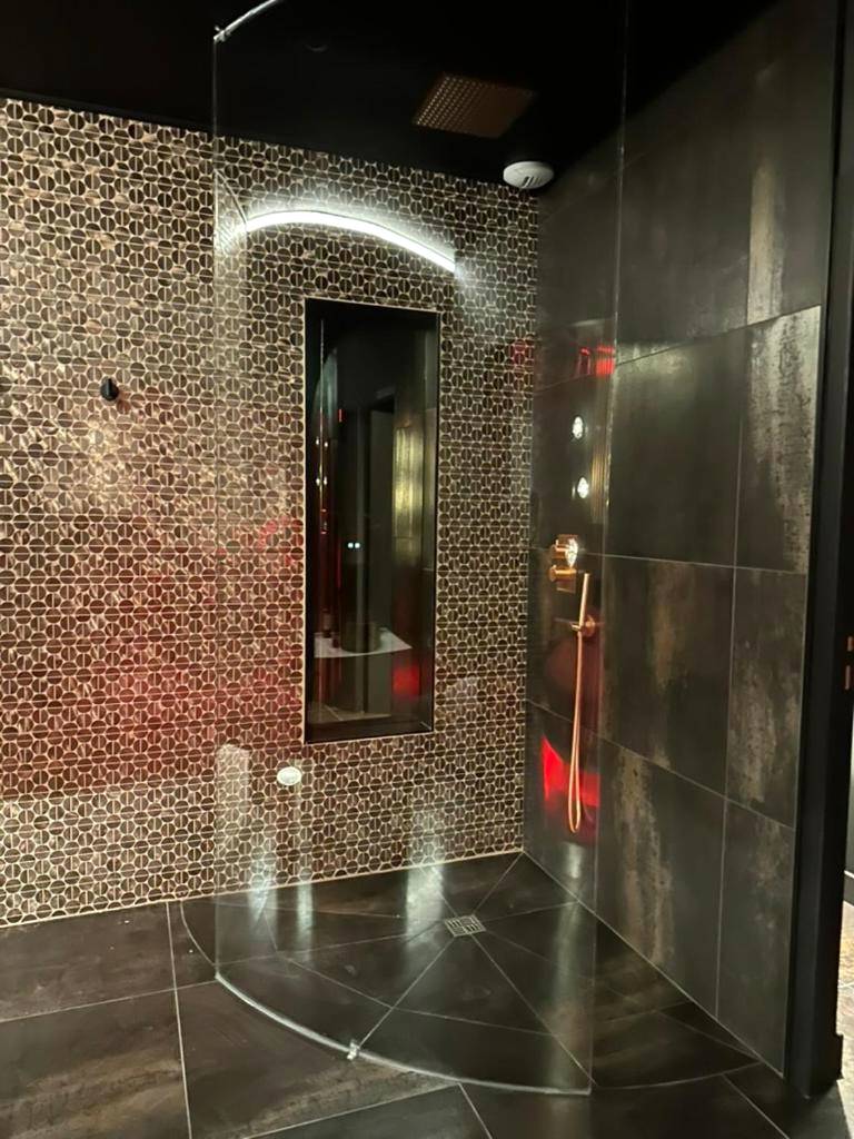 Bassin bouillonnant éclairé en bleu - Spa privé XXL dans cave Voûtée - Suite Luxe Romantique