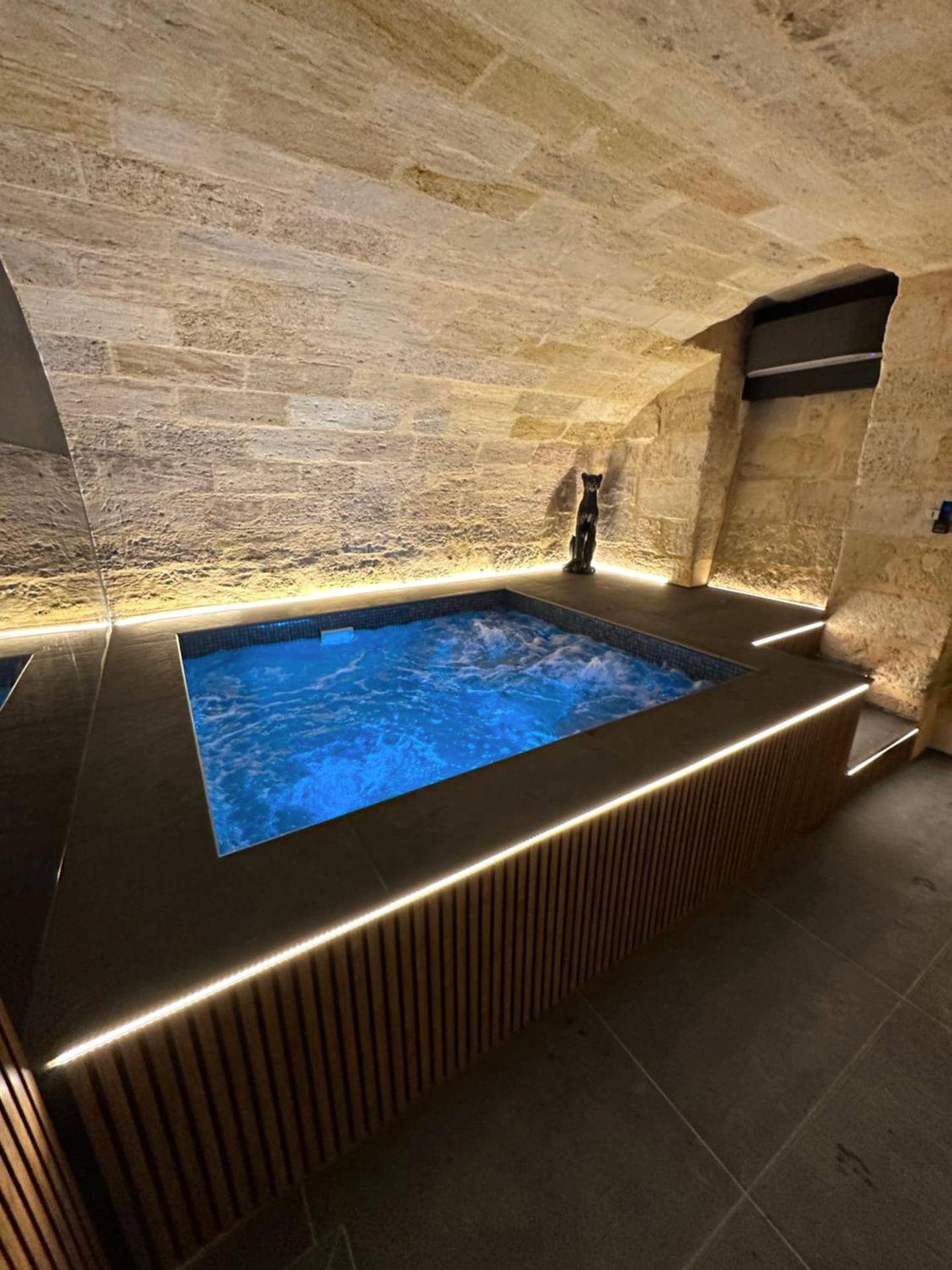 Cuisine équipée moderne aux tons sombres - Spa privé XXL dans cave Voûtée - Suite Luxe Romantique