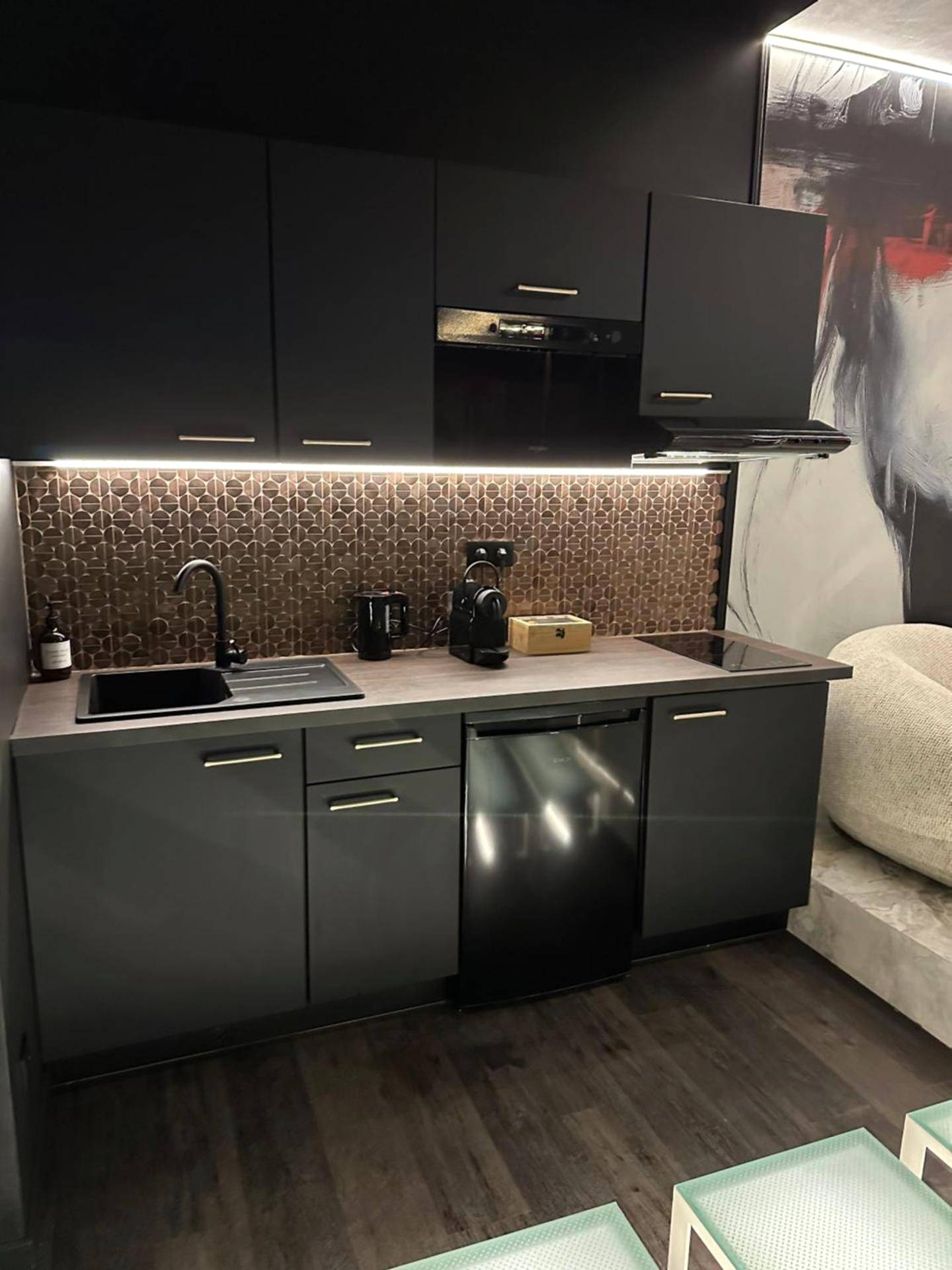 Fauteuil suspendu rouge et lit rond - Spa privé XXL dans cave Voûtée - Suite Luxe Romantique