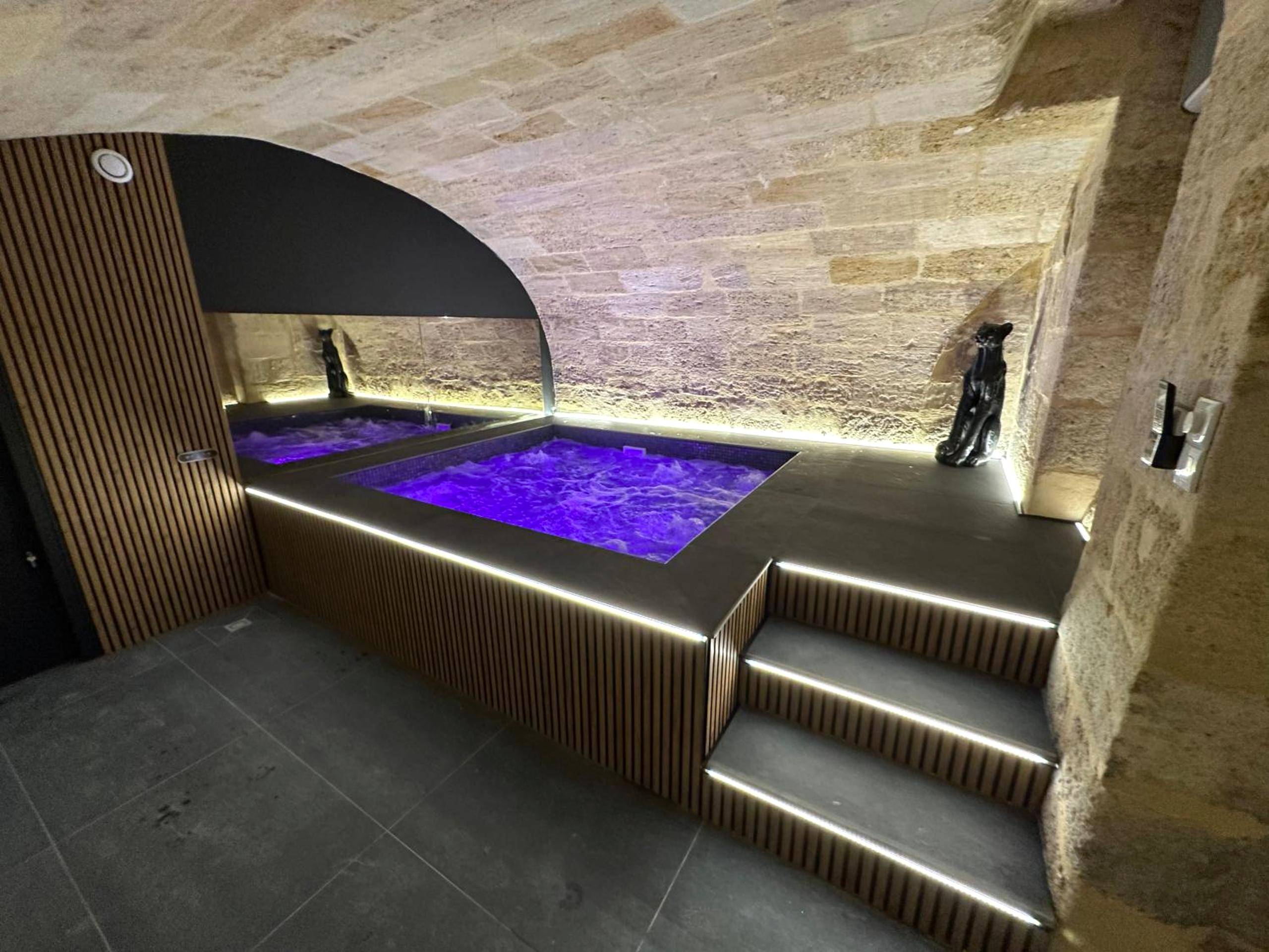 Photo du logement - Spa privé XXL dans cave Voûtée - Suite Luxe Romantique - Bordeaux