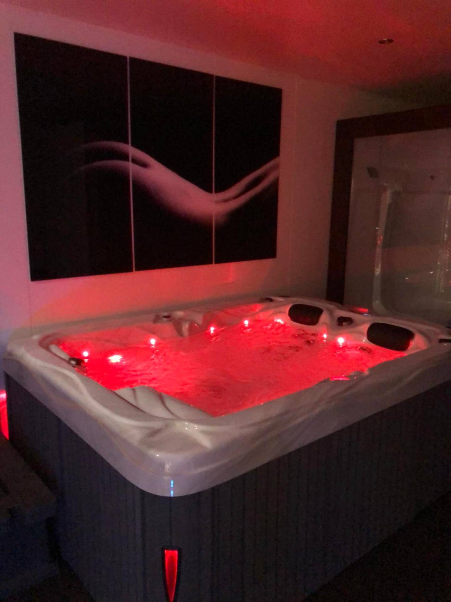 Vue principale - Love Room Neuville - en - Ferrain - SPABYELLEETLUI spa rouge ou bleu